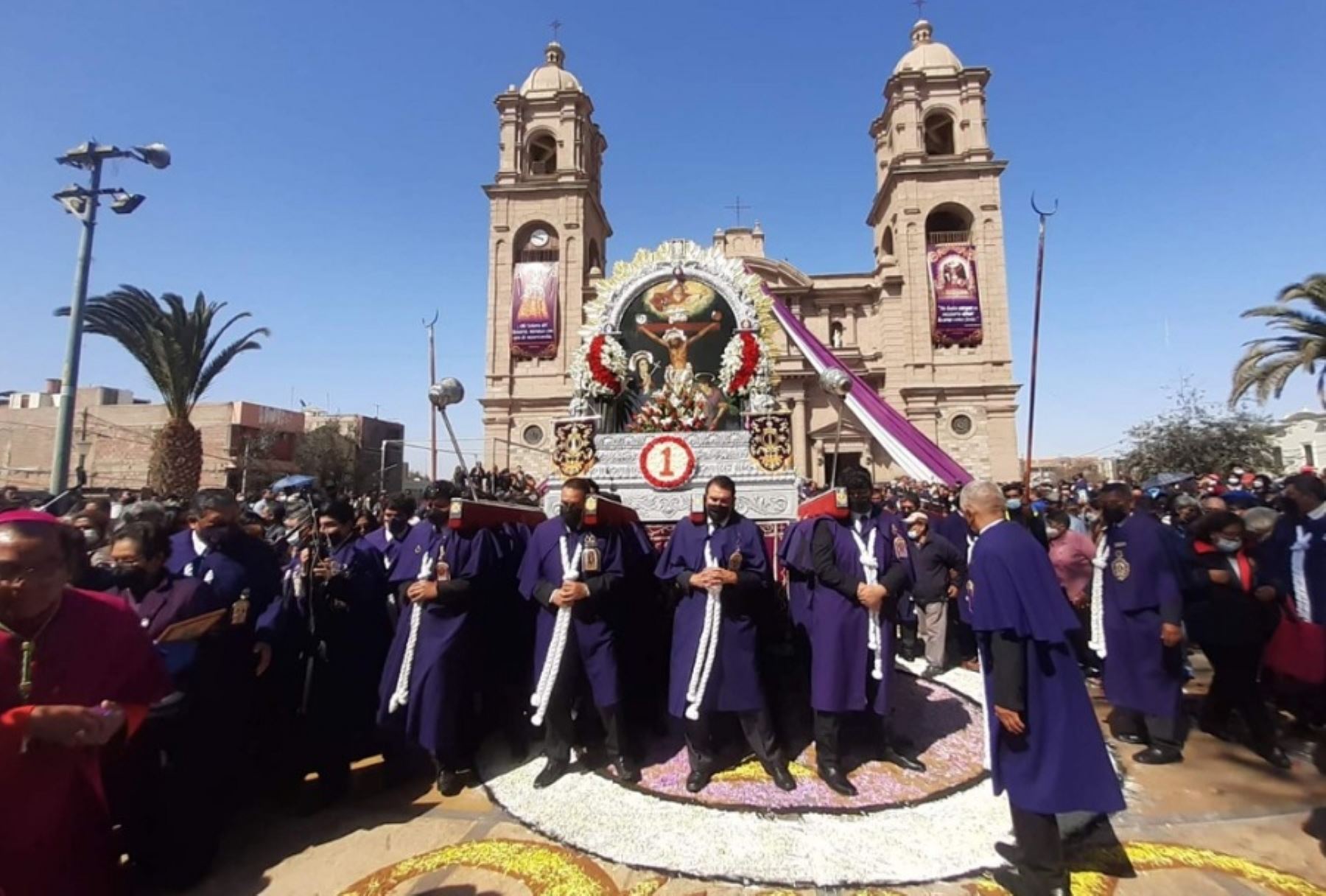 Tras dos años de suspensión debido a la emergencia sanitaria por la pandemia de la covid-19, la imagen del Señor de Los Milagros sale hoy a recorrer las principales calles de la ciudad de Tacna, para la veneración de sus devotos y la población en general.