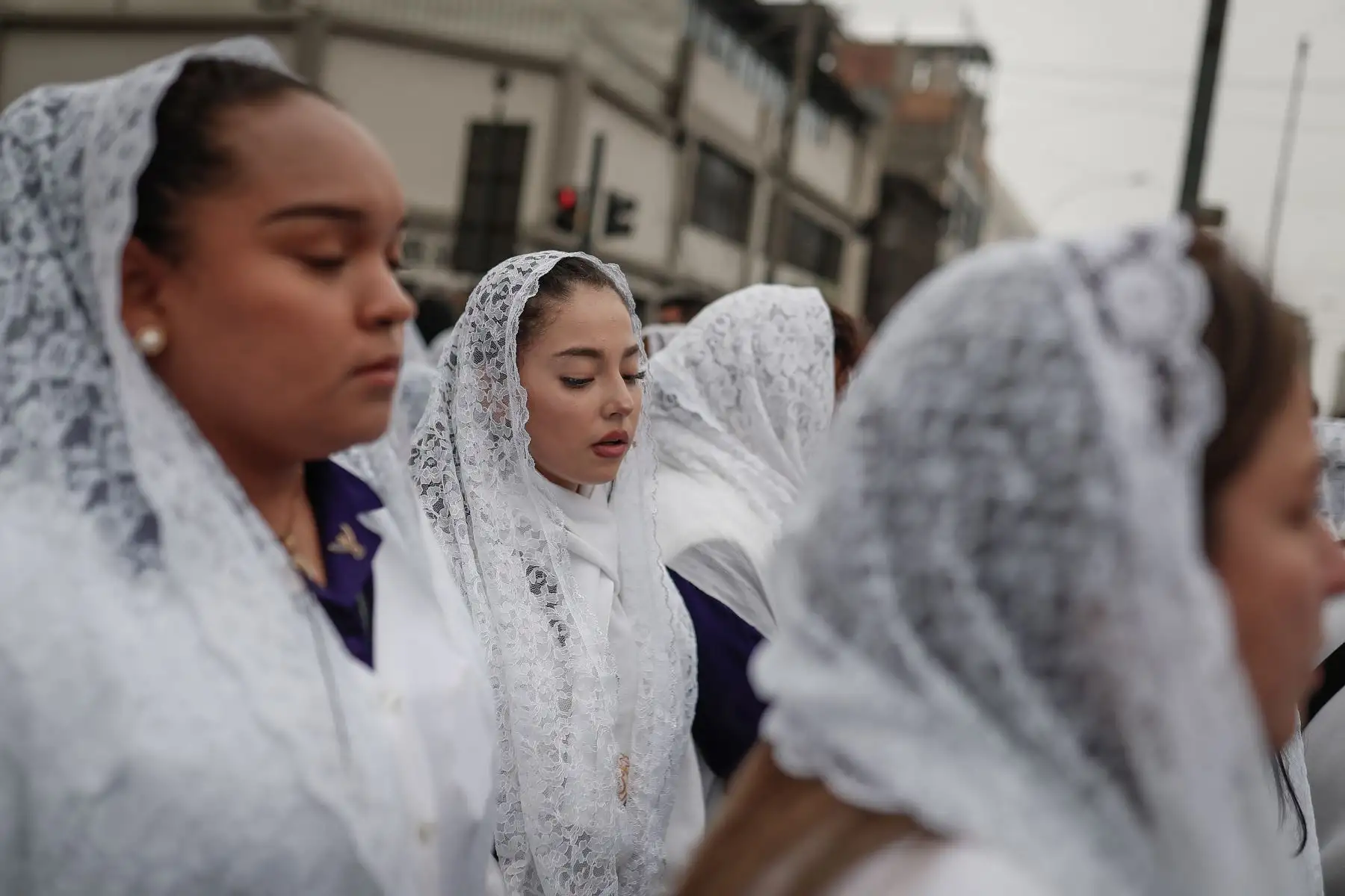 En su cuarta salida la venerada imagen partió muy temprano desde la Av. Tacna, y seguirá  su recorrido por la Av. Nicolás de Piérola, el Jr. Cañete y la Av. Alfonso Ugarte, donde ingresará al Hospital Loayza. 

Foto: ANDINA/Renato Pajuelo
