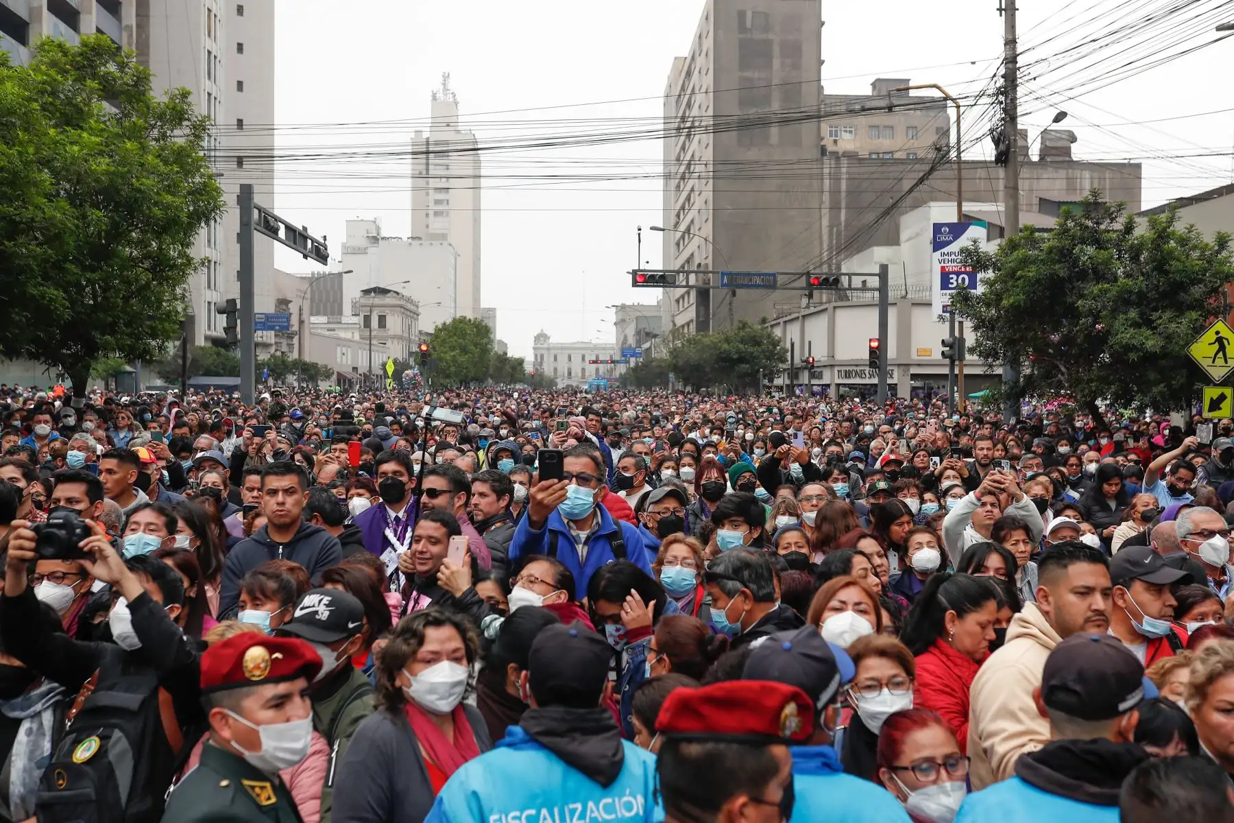 En su cuarta salida la venerada imagen partió muy temprano desde la Av. Tacna, y seguirá  su recorrido por la Av. Nicolás de Piérola, el Jr. Cañete y la Av. Alfonso Ugarte, donde ingresará al Hospital Loayza. 

Foto: ANDINA/Renato Pajuelo