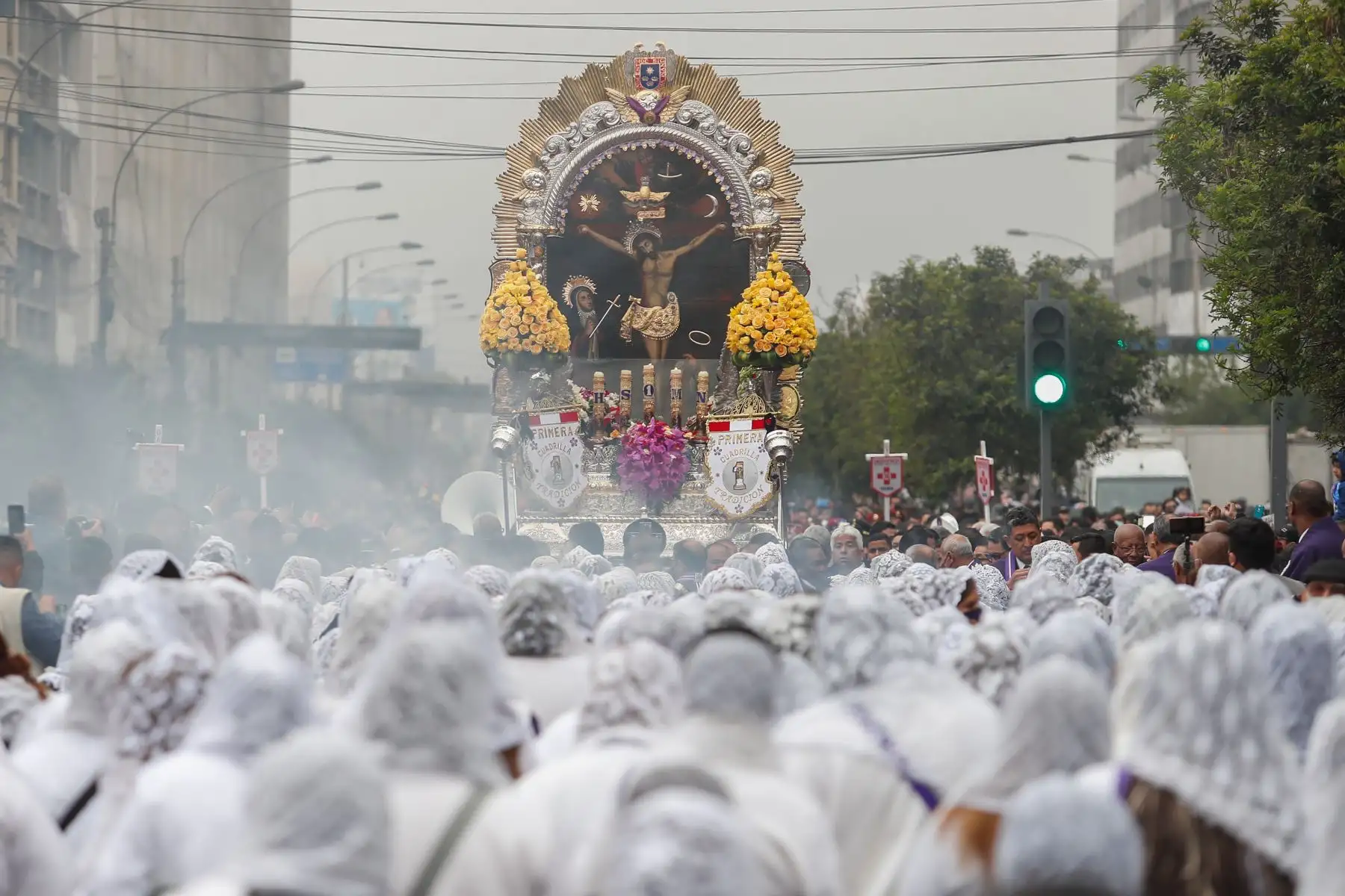 En su cuarta salida la venerada imagen partió muy temprano desde la Av. Tacna, y seguirá  su recorrido por la Av. Nicolás de Piérola, el Jr. Cañete y la Av. Alfonso Ugarte, donde ingresará al Hospital Loayza. 

Foto: ANDINA/Renato Pajuelo
