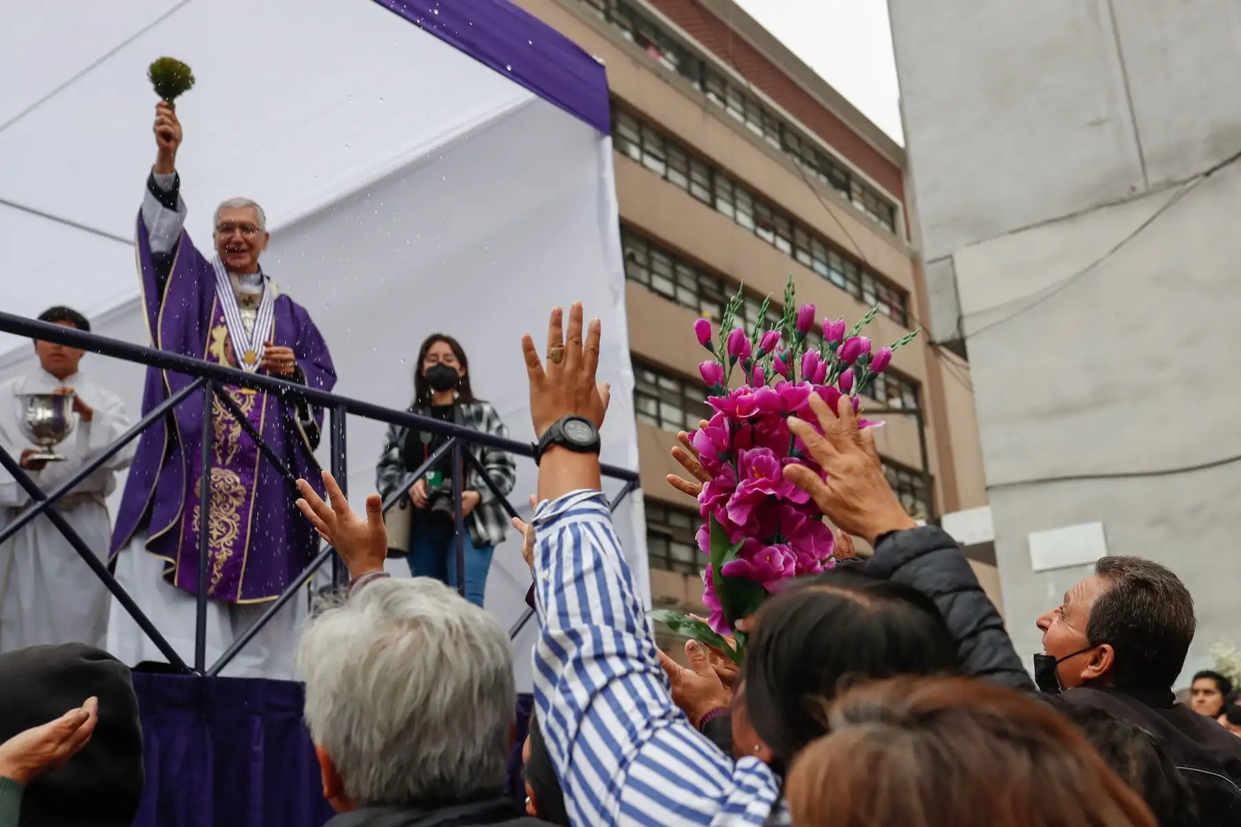 En su cuarta salida la venerada imagen partió muy temprano desde la Av. Tacna, y seguirá  su recorrido por la Av. Nicolás de Piérola, el Jr. Cañete y la Av. Alfonso Ugarte, donde ingresará al Hospital Loayza. 

Foto: ANDINA/Renato Pajuelo