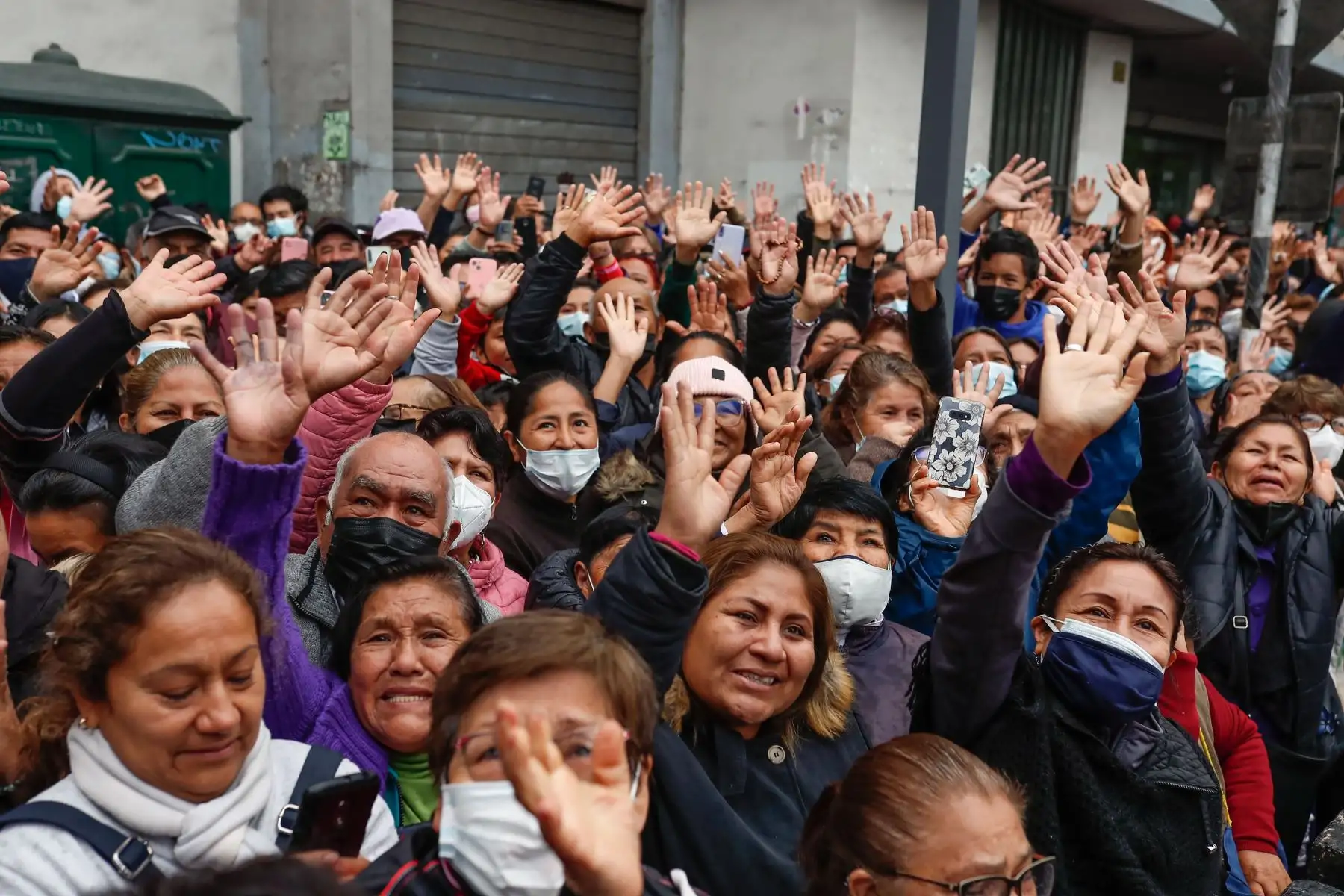 En su cuarta salida la venerada imagen partió muy temprano desde la Av. Tacna, y seguirá  su recorrido por la Av. Nicolás de Piérola, el Jr. Cañete y la Av. Alfonso Ugarte, donde ingresará al Hospital Loayza. 

Foto: ANDINA/Renato Pajuelo