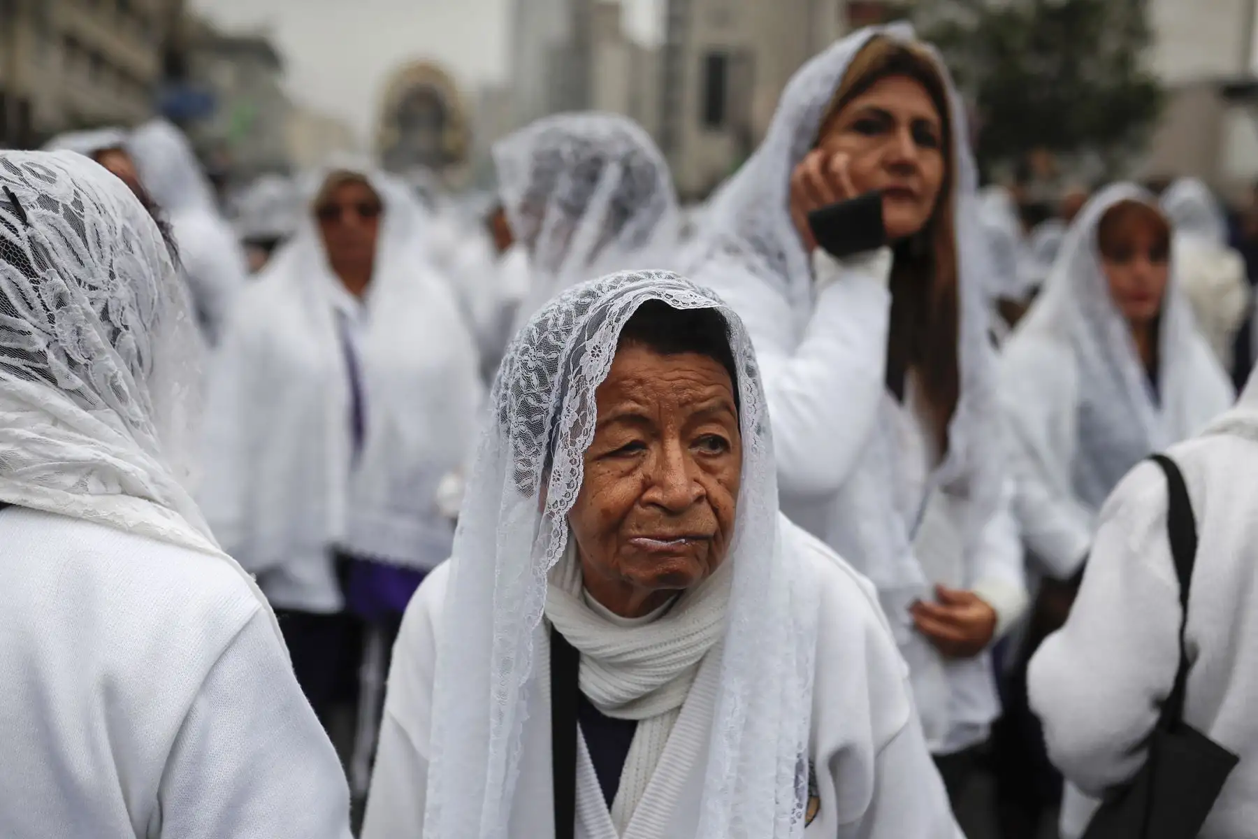 En su cuarta salida la venerada imagen partió muy temprano desde la Av. Tacna, y seguirá  su recorrido por la Av. Nicolás de Piérola, el Jr. Cañete y la Av. Alfonso Ugarte, donde ingresará al Hospital Loayza. Foto: ANDINA/Renato Pajuelo