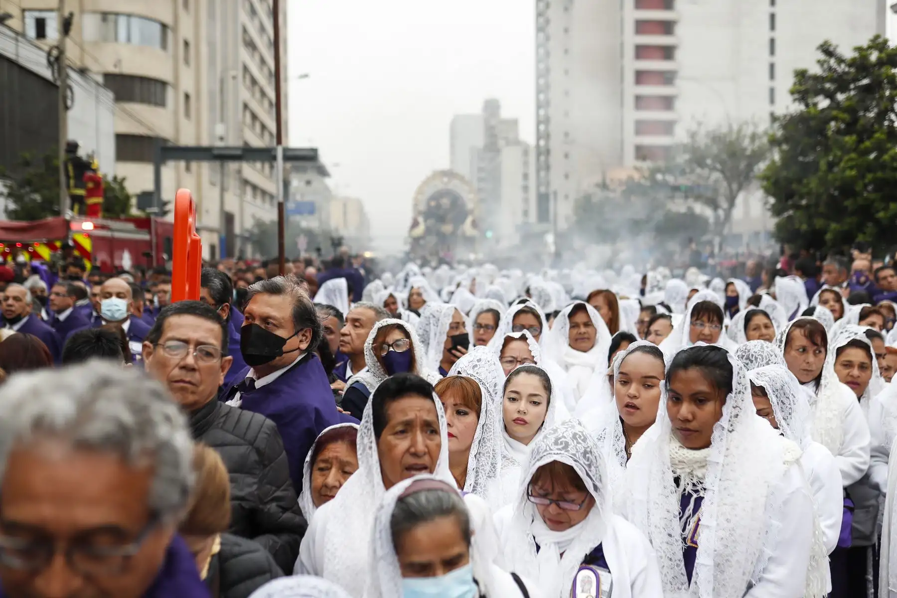 En su cuarta salida la venerada imagen partió muy temprano desde la Av. Tacna, y seguirá  su recorrido por la Av. Nicolás de Piérola, el Jr. Cañete y la Av. Alfonso Ugarte, donde ingresará al Hospital Loayza. Foto: ANDINA/Renato Pajuelo