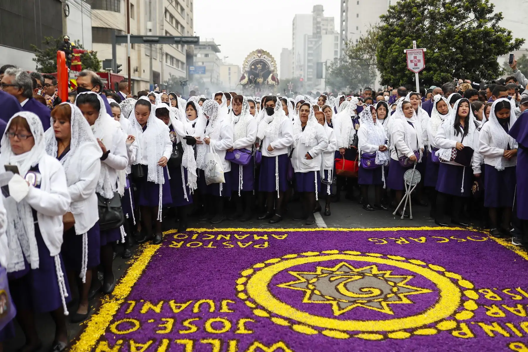 En su cuarta salida la venerada imagen partió muy temprano desde la Av. Tacna, y seguirá  su recorrido por la Av. Nicolás de Piérola, el Jr. Cañete y la Av. Alfonso Ugarte, donde ingresará al Hospital Loayza. Foto: ANDINA/Renato Pajuelo