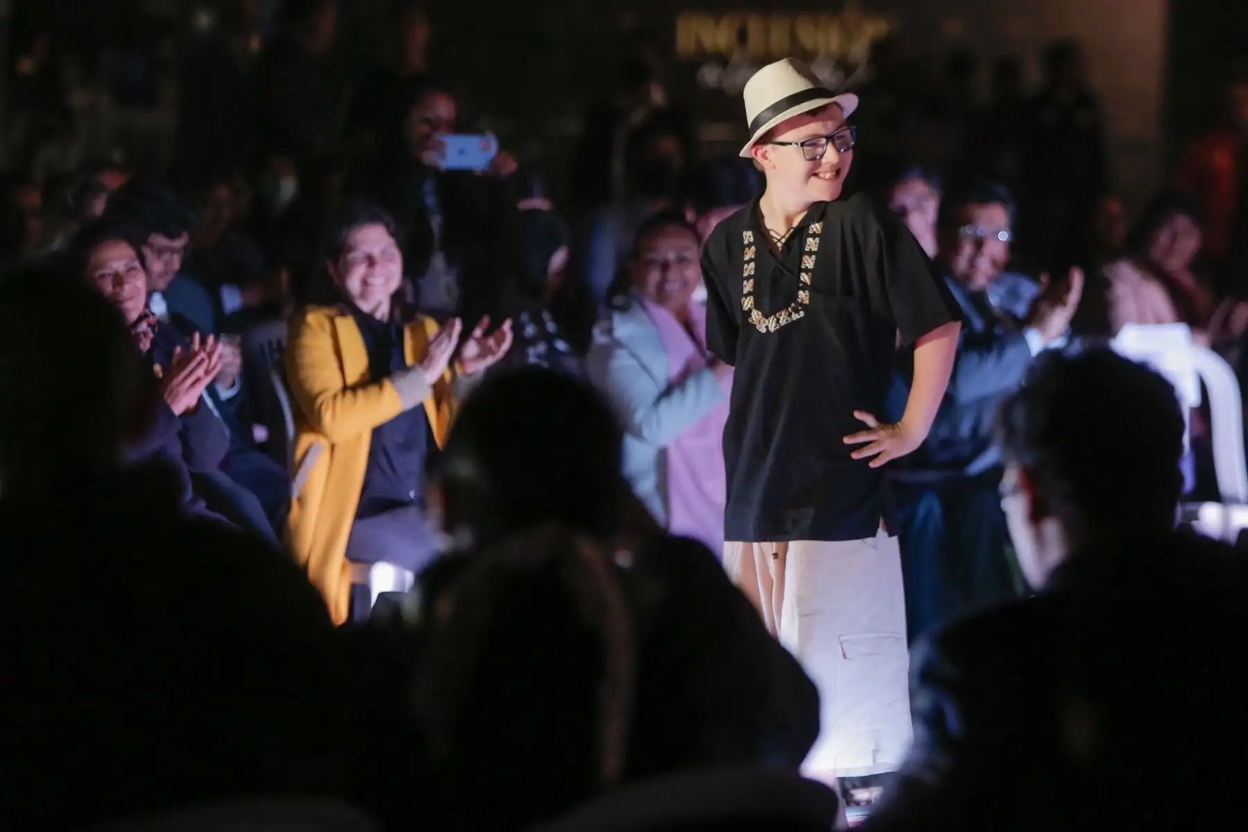 La noche se vistió de glamur en el Parque de la Exposición de Lima, con el desfile “Inclusión a la Moda 2”, donde diez talentosas personas con discapacidad irradiaron elegancia, belleza y actitud, demostrando que no hay nada imposible para este importante sector de la sociedad cuando se generan las oportunidades.

Foto: ANDINA/CONADIS