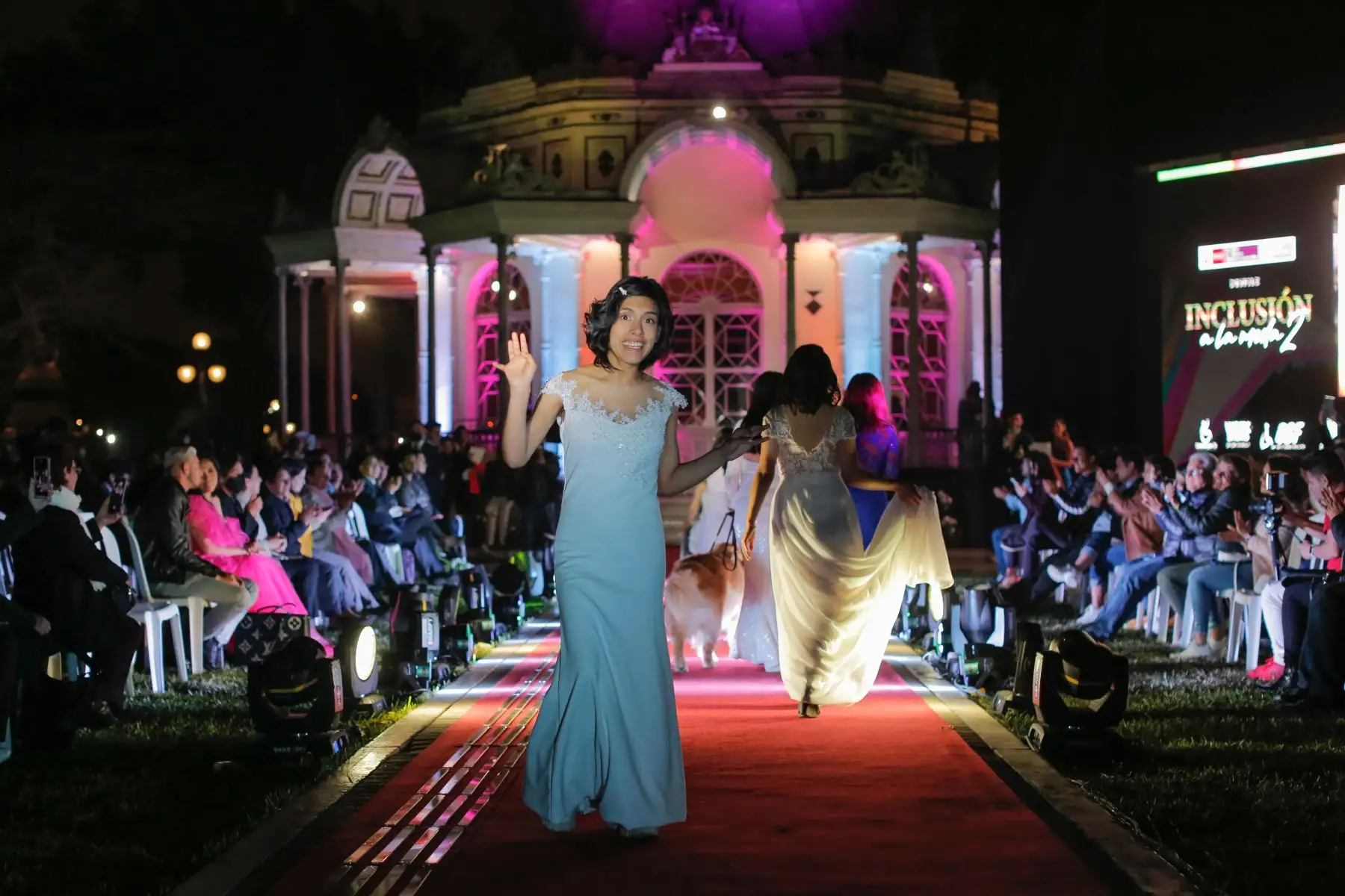 La noche se vistió de glamur en el Parque de la Exposición de Lima, con el desfile “Inclusión a la Moda 2”, donde diez talentosas personas con discapacidad irradiaron elegancia, belleza y actitud, demostrando que no hay nada imposible para este importante sector de la sociedad cuando se generan las oportunidades.

Foto: ANDINA/CONADIS