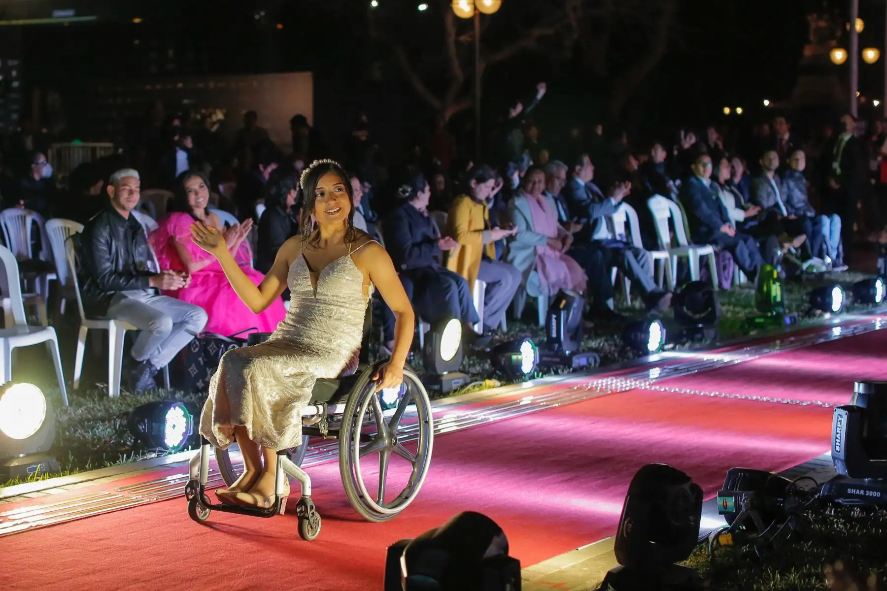 La noche se vistió de glamur en el Parque de la Exposición de Lima, con el desfile “Inclusión a la Moda 2”, donde diez talentosas personas con discapacidad irradiaron elegancia, belleza y actitud, demostrando que no hay nada imposible para este importante sector de la sociedad cuando se generan las oportunidades.

Foto: ANDINA/CONADIS