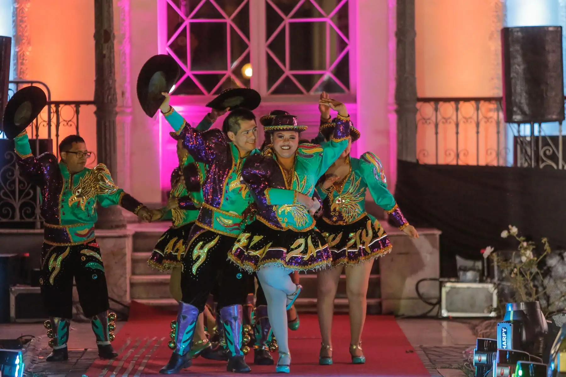 La noche se vistió de glamur en el Parque de la Exposición de Lima, con el desfile “Inclusión a la Moda 2”, donde diez talentosas personas con discapacidad irradiaron elegancia, belleza y actitud, demostrando que no hay nada imposible para este importante sector de la sociedad cuando se generan las oportunidades.

Foto: ANDINA/CONADIS