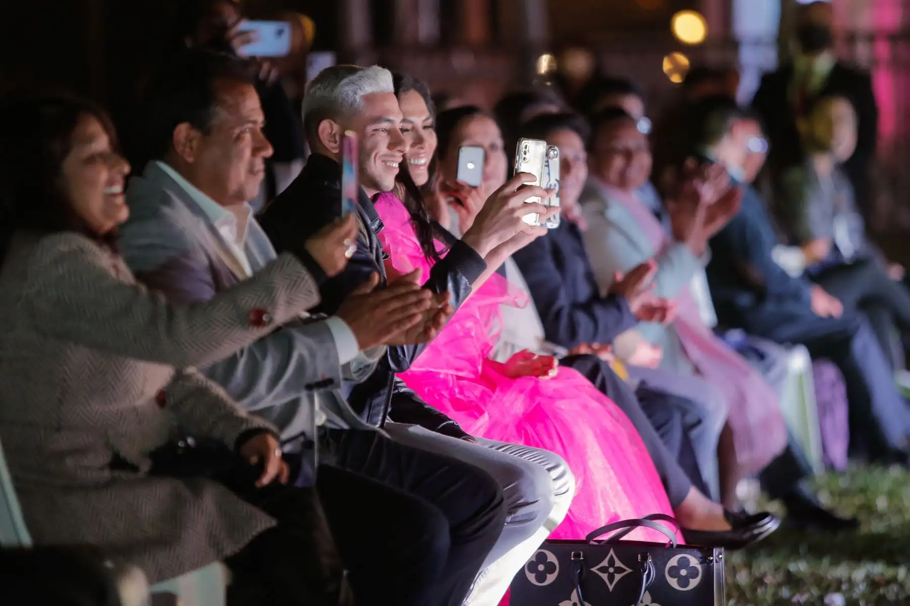 La noche se vistió de glamur en el Parque de la Exposición de Lima, con el desfile “Inclusión a la Moda 2”, donde diez talentosas personas con discapacidad irradiaron elegancia, belleza y actitud, demostrando que no hay nada imposible para este importante sector de la sociedad cuando se generan las oportunidades.

Foto: ANDINA/CONADIS