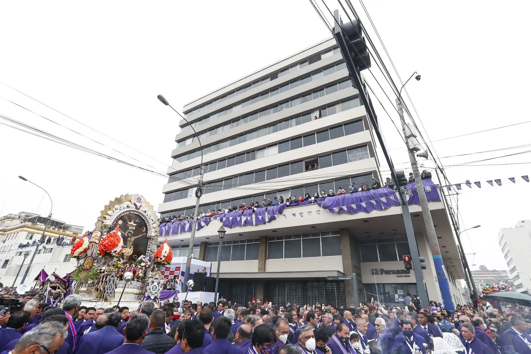 Editora Perú rinde homenaje al Señor de los Milagros durante su recorrido por la avenida Alfonso Ugarte, en el Cercado de Lima. Foto: ANDINA/Renato Pajuelo