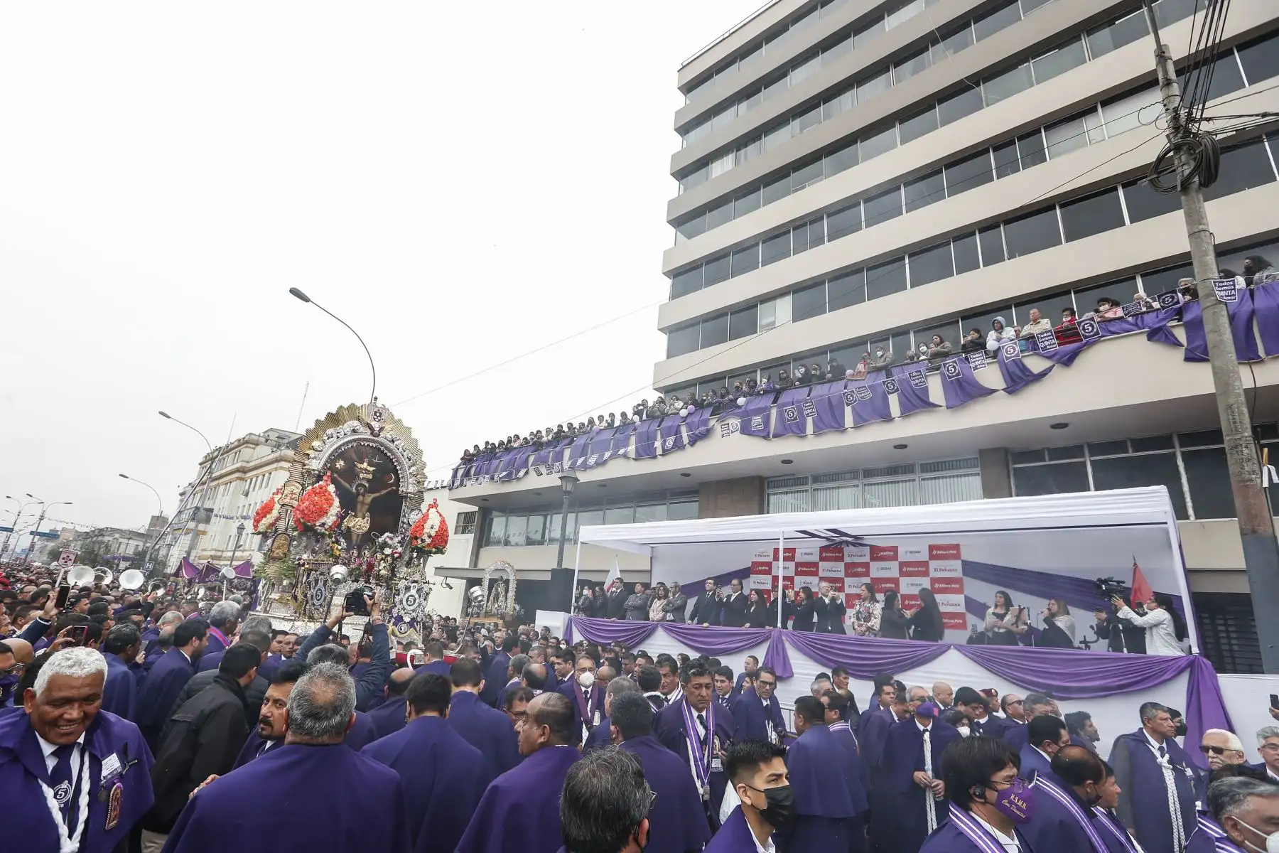 Editora Perú rinde homenaje al Señor de los Milagros durante su recorrido por la avenida Alfonso Ugarte, en el Cercado de Lima. Foto: ANDINA/Renato Pajuelo