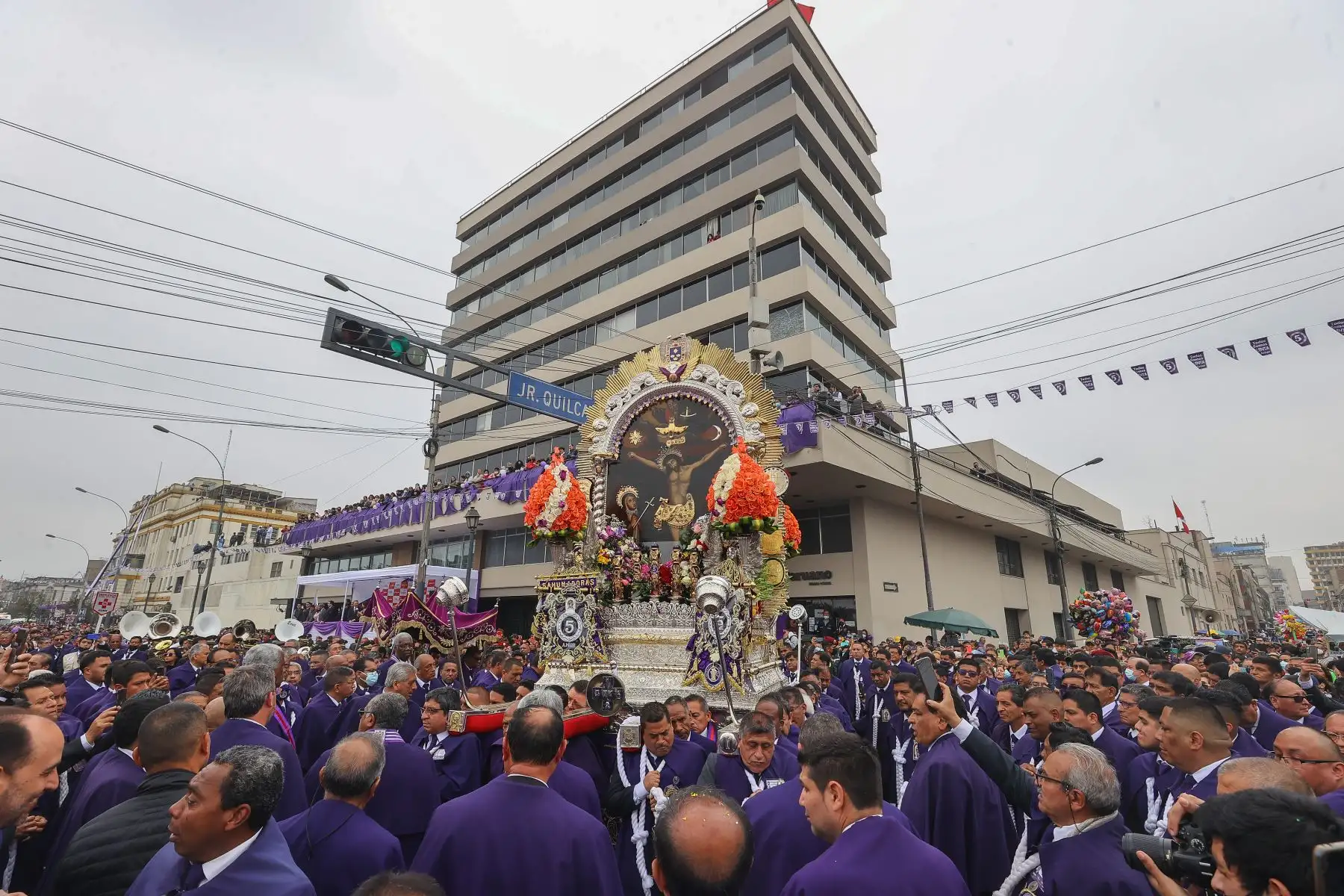 Con enorme fervor y alegría los trabajadores de la empresa Editora Perú ofrecen un sentido homenaje a la venerada imagen del Señor de los Milagros, tras la suspensión de sus multitudinarios recorridos por la ciudad de Lima debido a la pandemia del covid-19

Foto: ANDINA/Andrés Valle