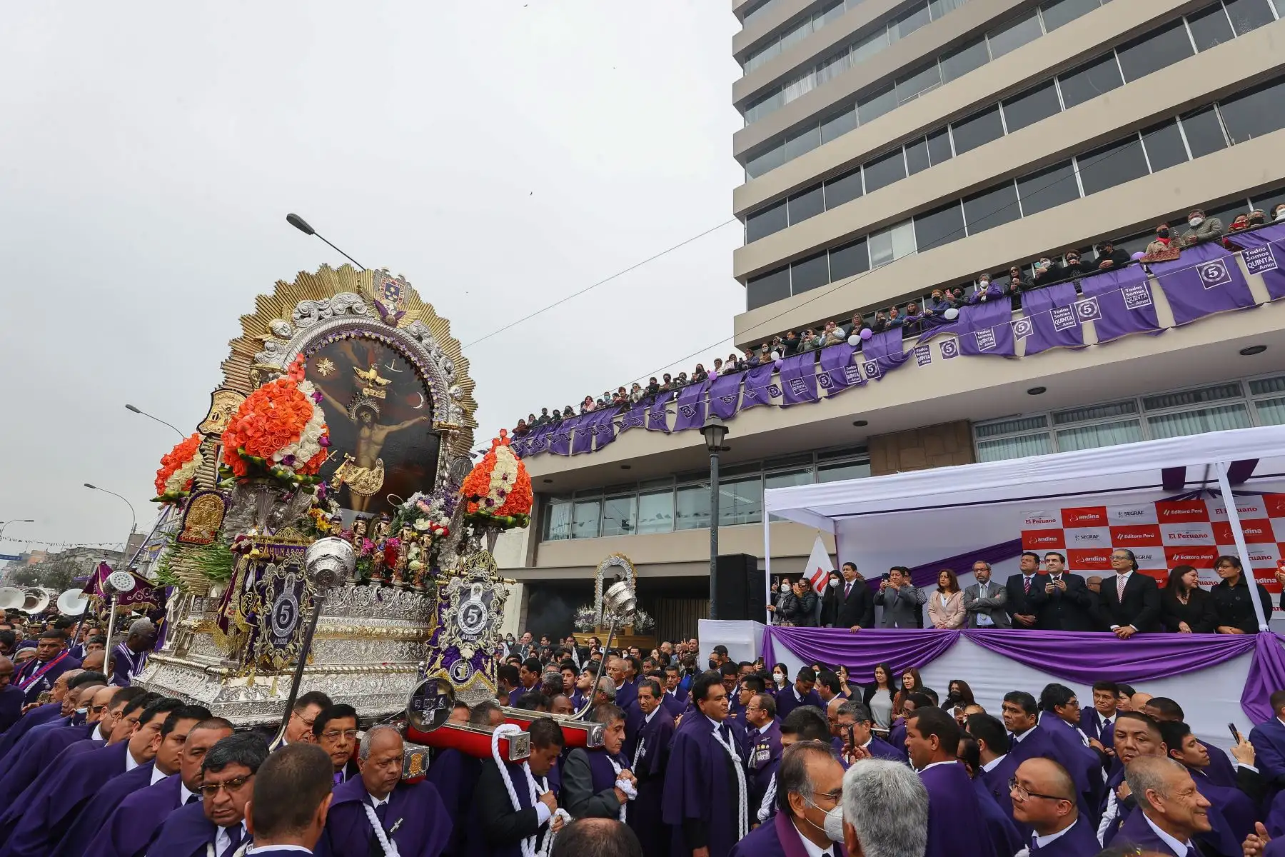 Desde un estrado implementado en el frontis de Editora Perú, empresa a la que pertenece la Agencia de noticias Andina y El Diario Oficial El Peruano, cientos de trabajadores se mostraron muy conmovidos con la posibilidad de ver tan cerca a la impresionante imagen, cuya anda supera las 2 toneladas de peso. 

Foto: ANDINA/Andrés Valle