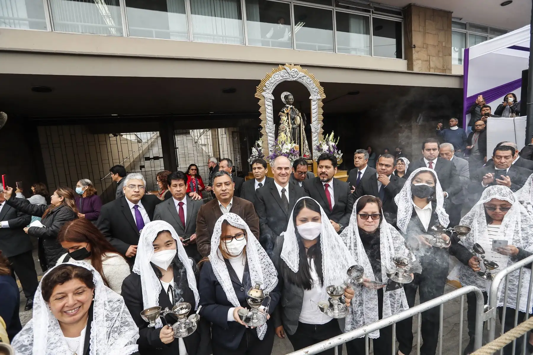Editora Perú rinde homenaje al Señor de los Milagros durante su recorrido por la avenida Alfonso Ugarte, en el Cercado de Lima. Foto: ANDINA/Renato Pajuelo