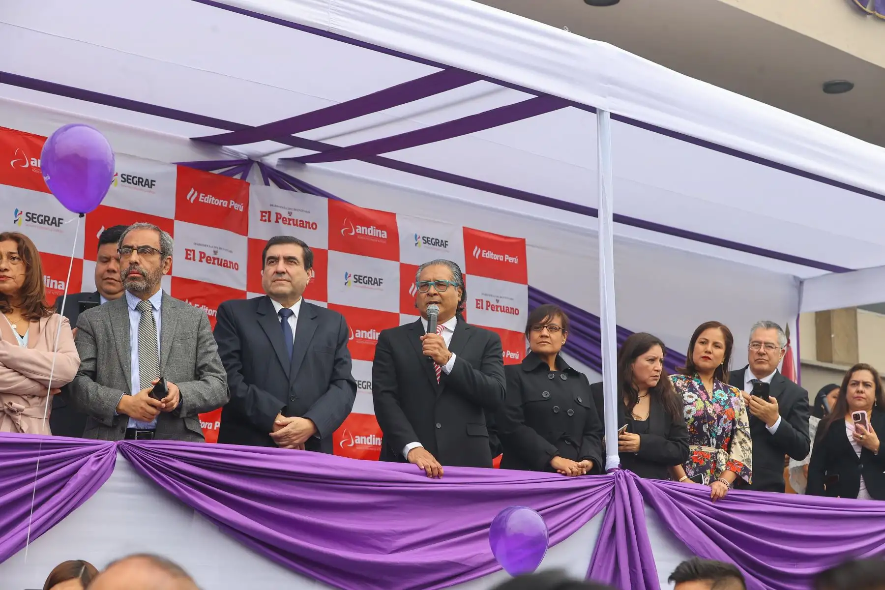 Desde un estrado implementado en el frontis de Editora Perú, empresa a la que pertenece la Agencia de noticias Andina y El Diario Oficial El Peruano, cientos de trabajadores se mostraron muy conmovidos con la posibilidad de ver tan cerca a la impresionante imagen, cuya anda supera las 2 toneladas de peso. 

Foto: ANDINA/Andrés Valle