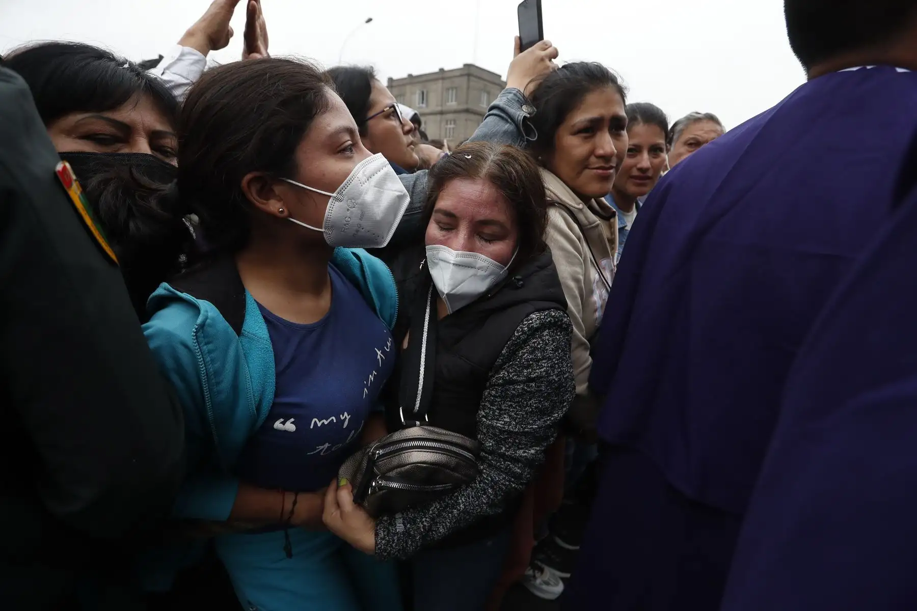 Editora Perú rinde homenaje al Señor de los Milagros durante su recorrido por la avenida Alfonso Ugarte, en el Cercado de Lima. Foto: ANDINA/Renato Pajuelo