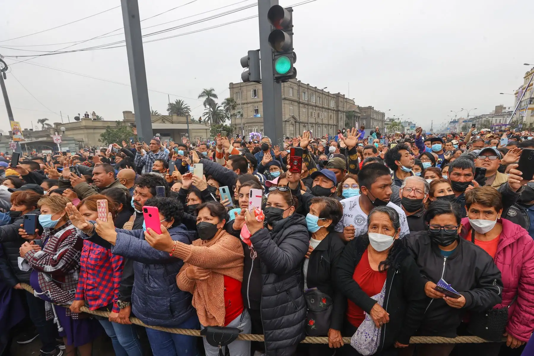 Desde muy temprano, los alrededores de la avenida Alfonso Ugarte se llenaron por una gran cantidad de fieles venidos desde todas partes del Perú, quienes se mantuvieron en oración mientras la imagen era transportada por la emblemática cuadrilla de la hermandad del Señor de Los Milagros. 

Foto:ANDINA/Andrés Valle