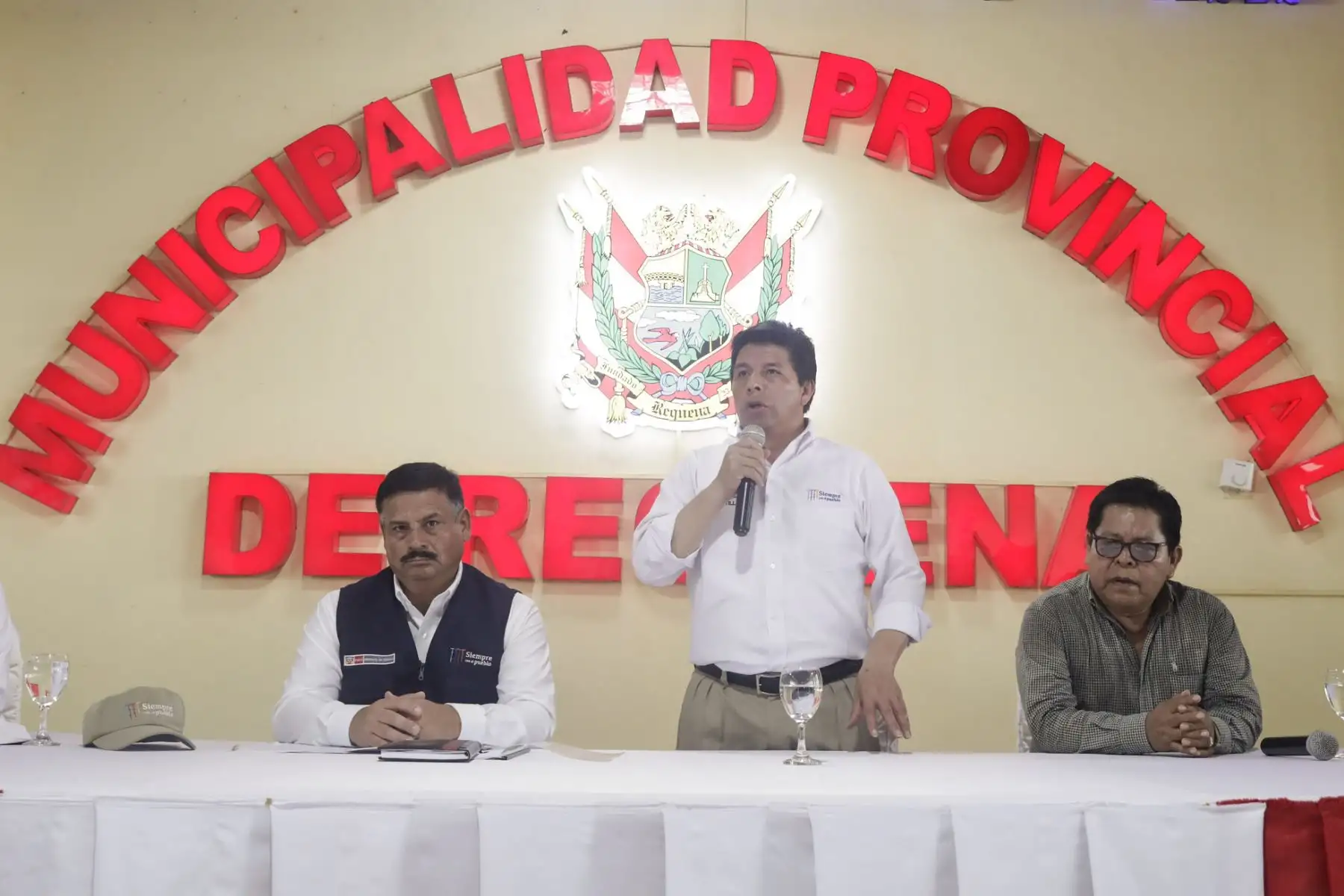 Presidente Pedro Castillo se reúne con el alcalde provincial de Requena y sostiene encuentro con la población.

Foto: ANDINA/Presidencia