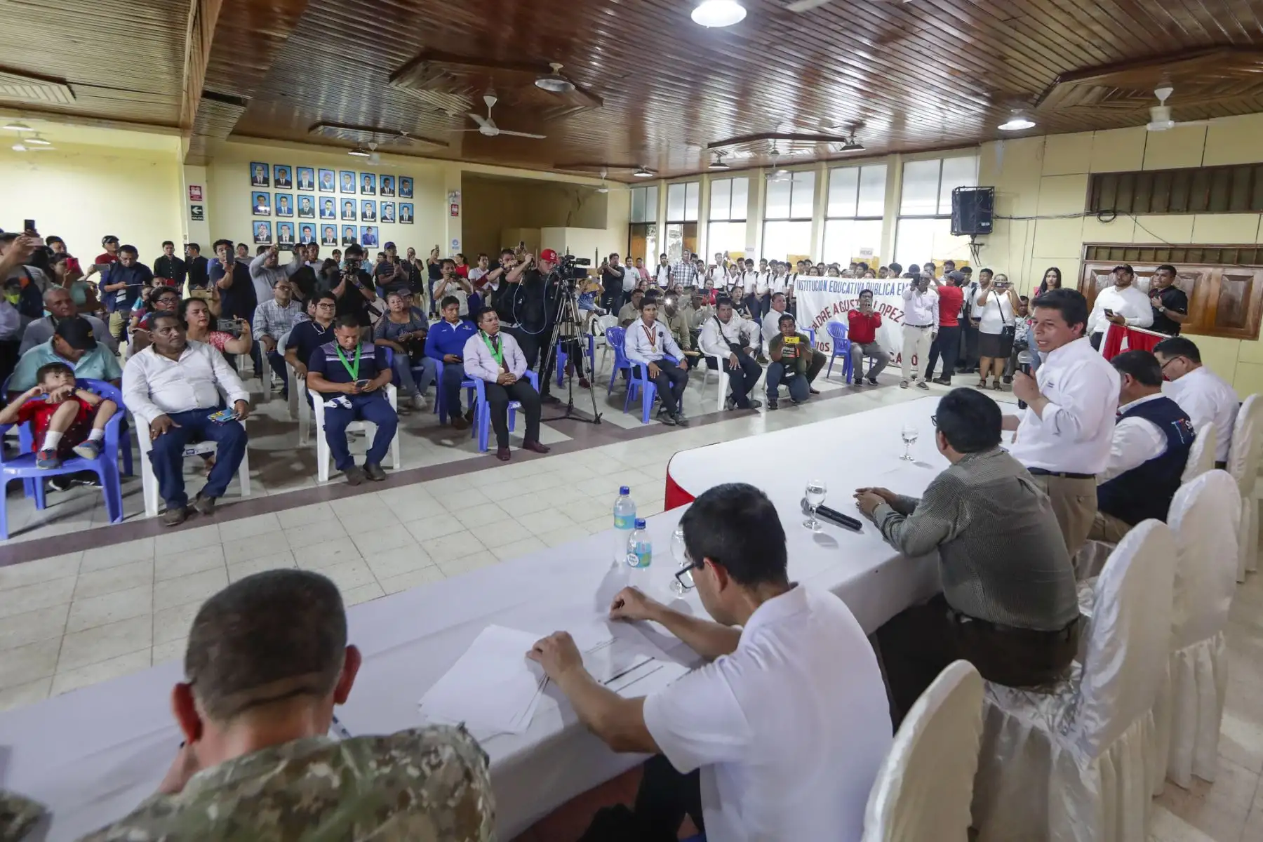 Presidente Pedro Castillo se reúne con el alcalde provincial de Requena y sostiene encuentro con la población.

Foto: ANDINA/Presidencia