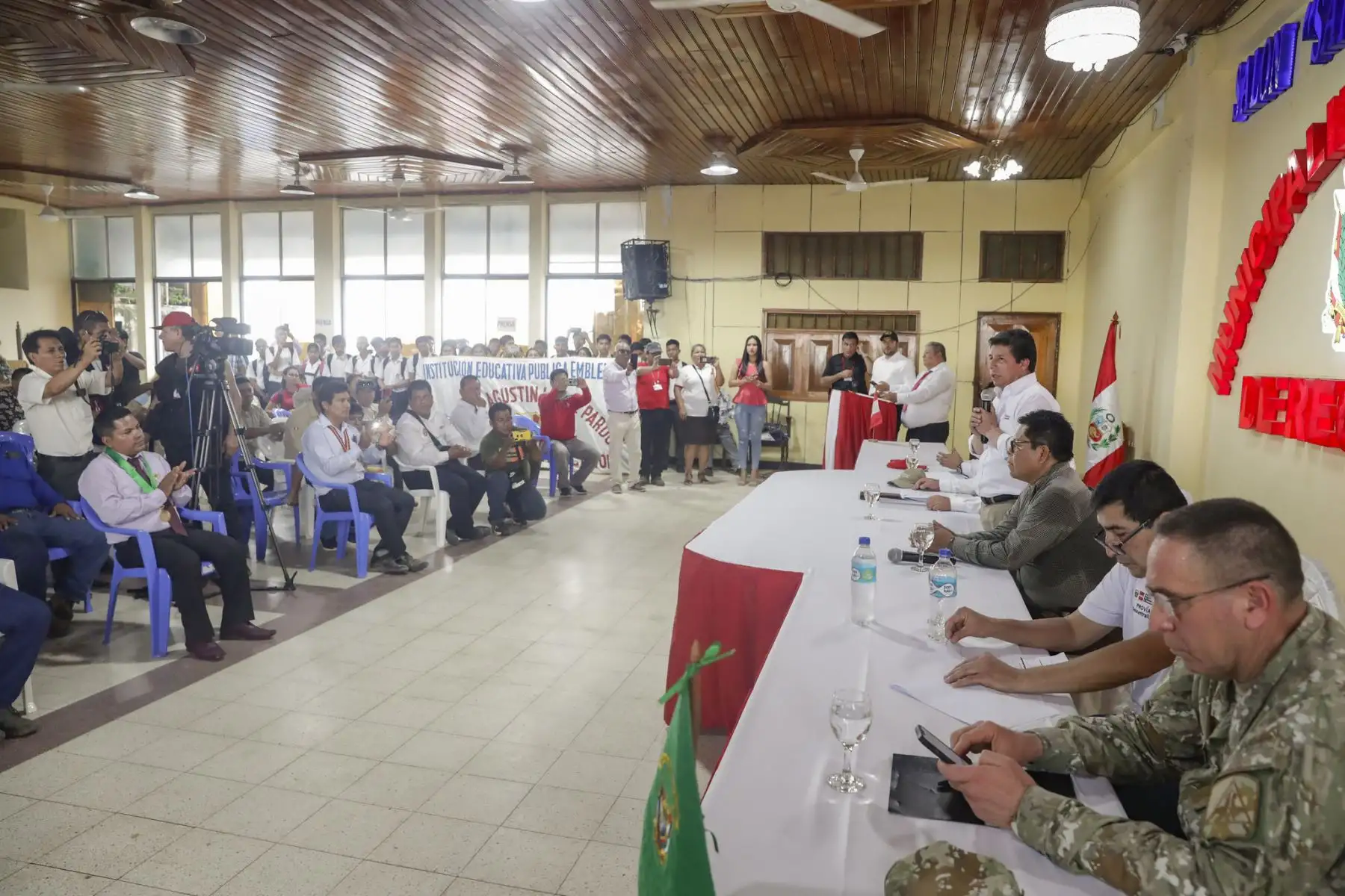 Presidente Pedro Castillo se reúne con el alcalde provincial de Requena y sostiene encuentro con la población.

Foto: ANDINA/Presidencia