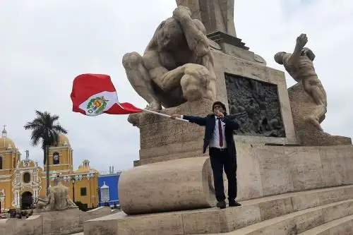 Como parte de la celebración por los 100 años de la publicación de "Trilce", de César Vallejo, se recitaron algunos versos del Poema III. Foto: ANDINA/Cortesía Luis Puell