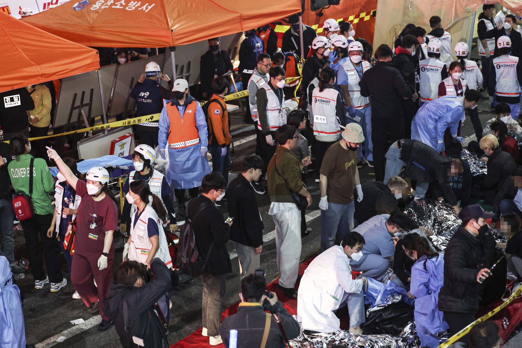 Los heridos son atendidos en una calle del distrito Itaewon, después de que decenas de personas sufrieran un paro cardíaco por una estampida durante las celebraciones de Halloween en Seúl, Corea del Sur. Foto: EFE