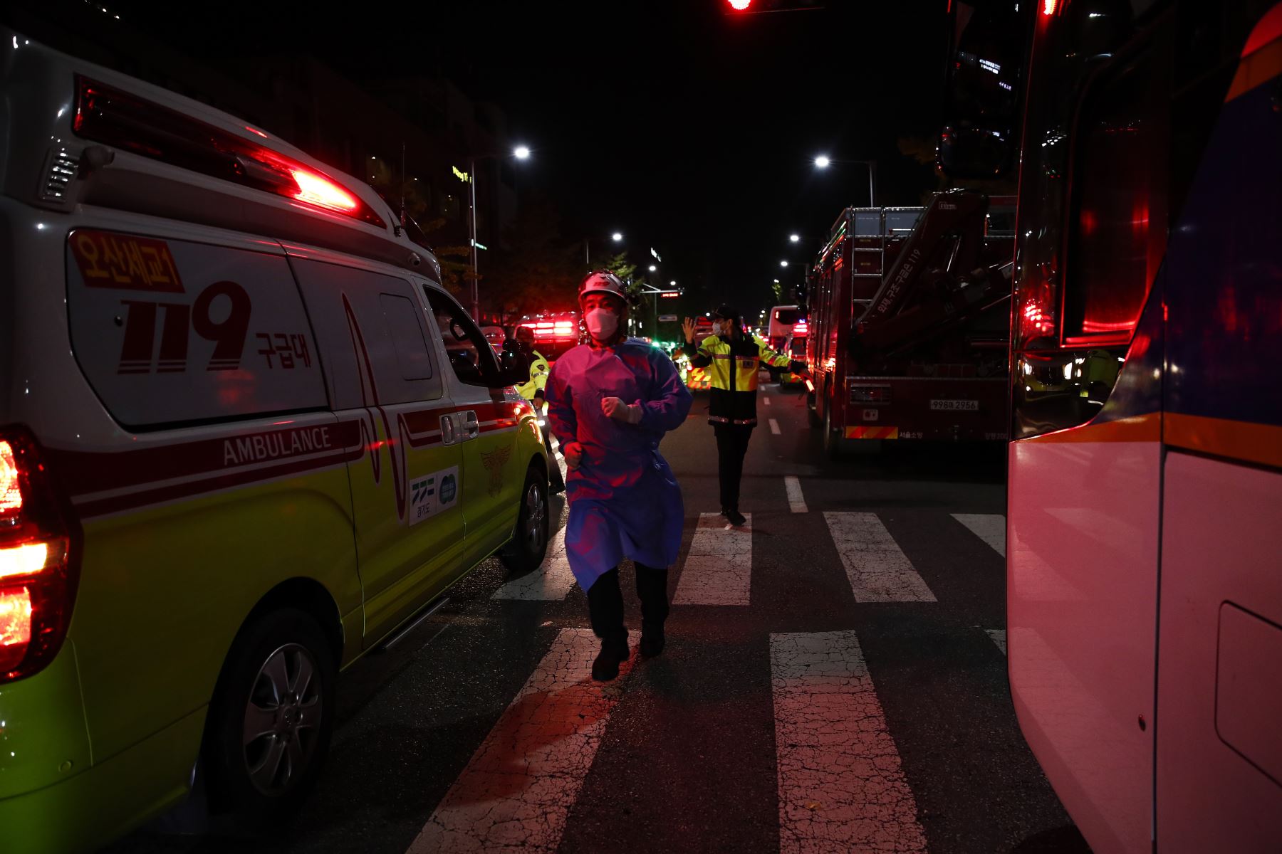 Personal médico atiende a los heridos en el distrito de Itaewon de Seúl tras una estampida durante las fiestas de Halloween en Seúl, Corea del Sur. Foto: EFE