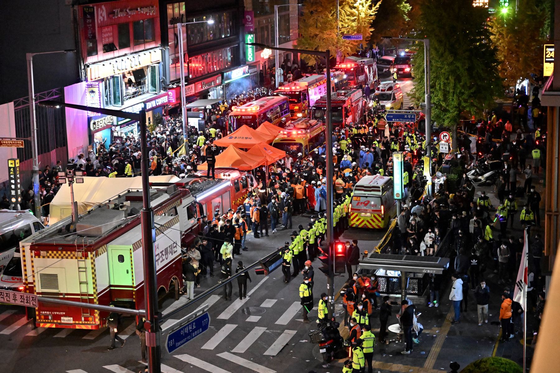 Los heridos son atendidos en una calle del distrito Itaewon, después de que decenas de personas sufrieran un paro cardíaco por una estampida durante las celebraciones de Halloween en Seúl, Corea del Sur. Foto: AFP