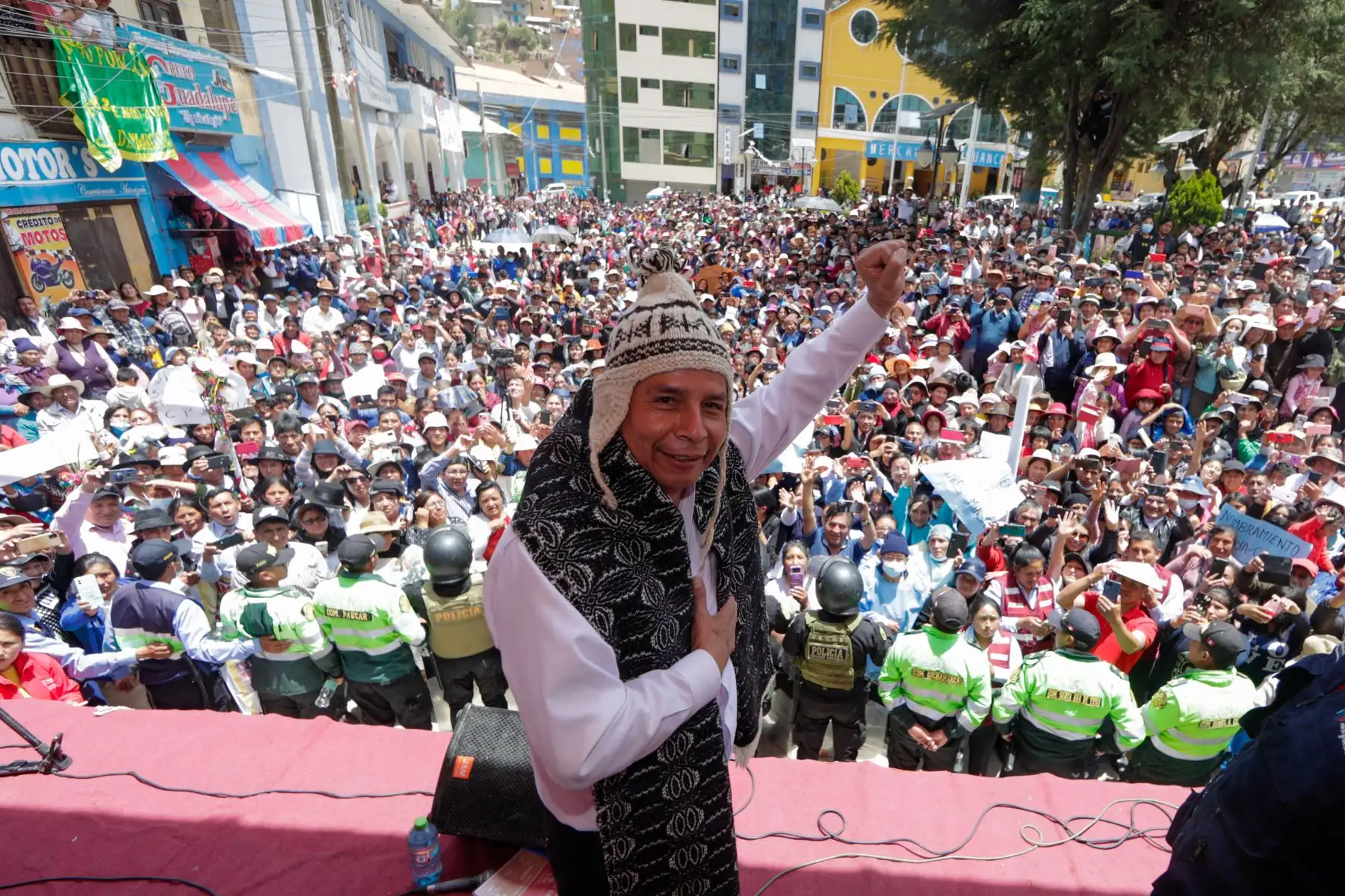 El presidente de la República, Pedro Castillo, se reunió con la población de Yanahuanca, en la región Pasco. Foto: ANDINA/Prensa Presidencia