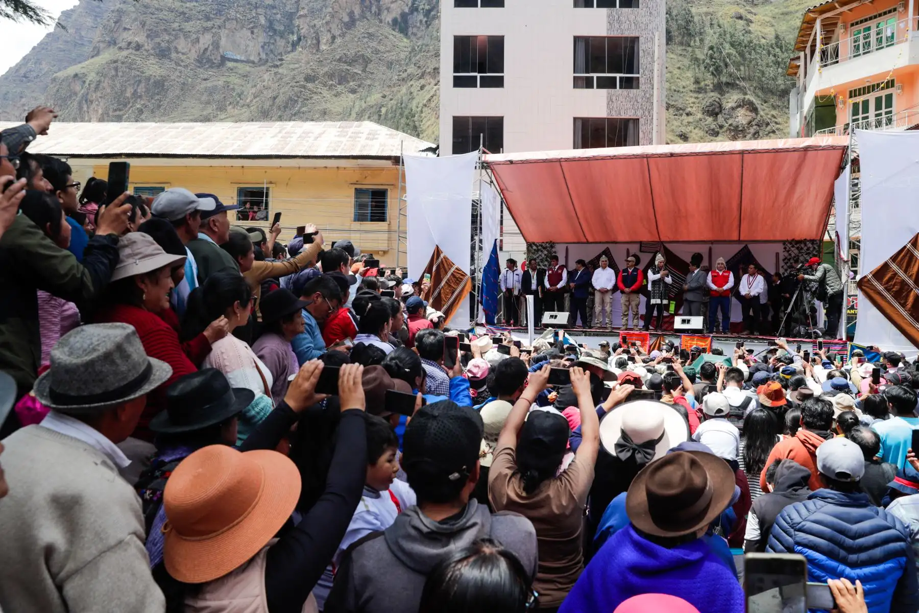 El presidente de la República, Pedro Castillo, se reunió con la población de Yanahuanca, en la región Pasco. Foto: ANDINA/Prensa Presidencia