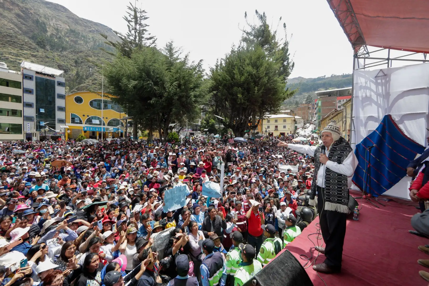 El presidente de la República, Pedro Castillo, se reunió con la población de Yanahuanca, en la región Pasco. Foto: ANDINA/Prensa Presidencia