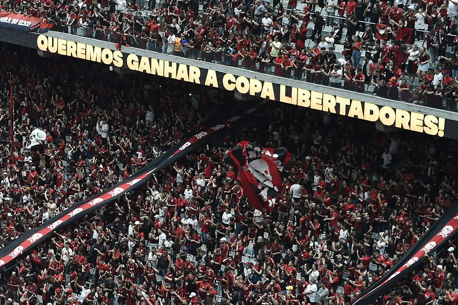 Los fanáticos del Athletico Paranaense y Flamengo se reúnen en el estadio Arena da Baizada en Curitiba para apreciar la final de la Copa Libertadores. Foto: AFP