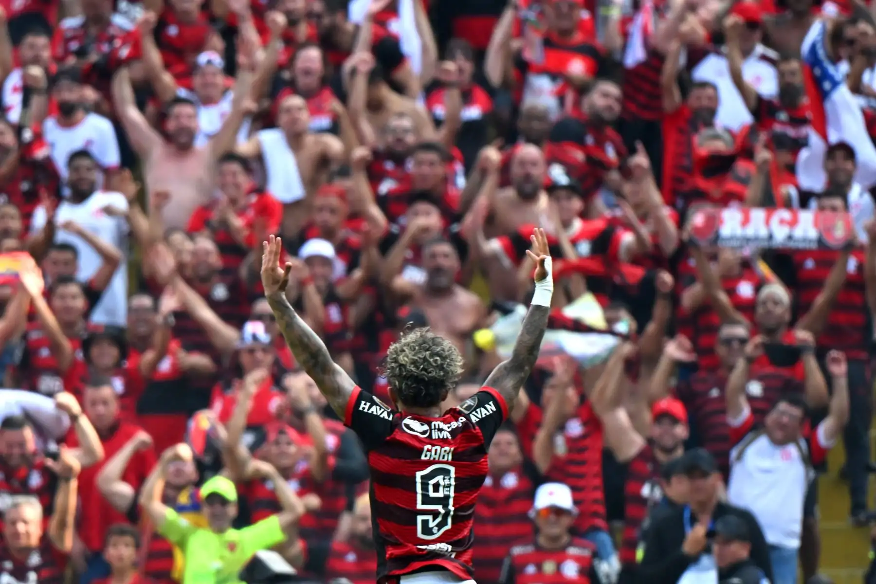 El delantero brasileño de Flamengo, Gabriel Barbosa, celebra después de marcar un gol durante la final de la Copa Libertadores. Foto: AFP