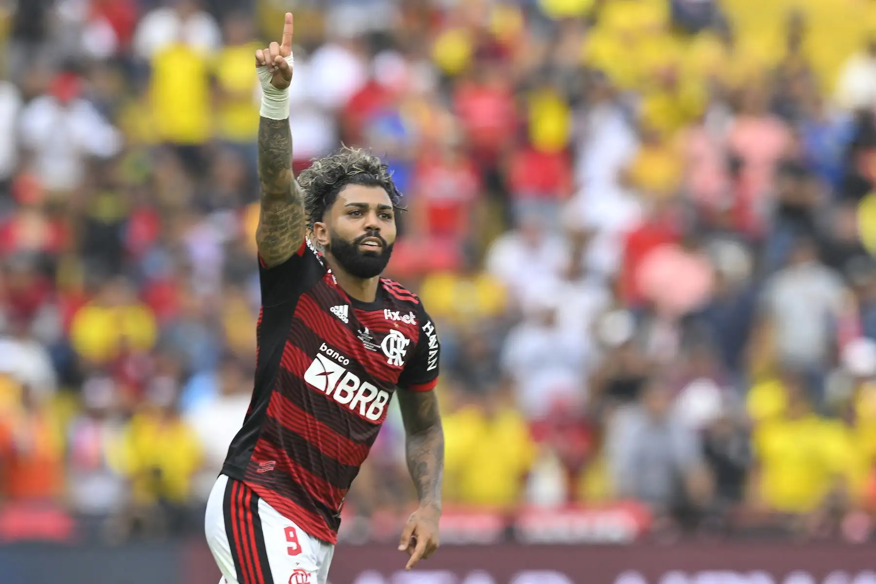 El delantero brasileño de Flamengo, Gabriel Barbosa, celebra después de marcar un gol durante la final de la Copa Libertadores. Foto: AFP