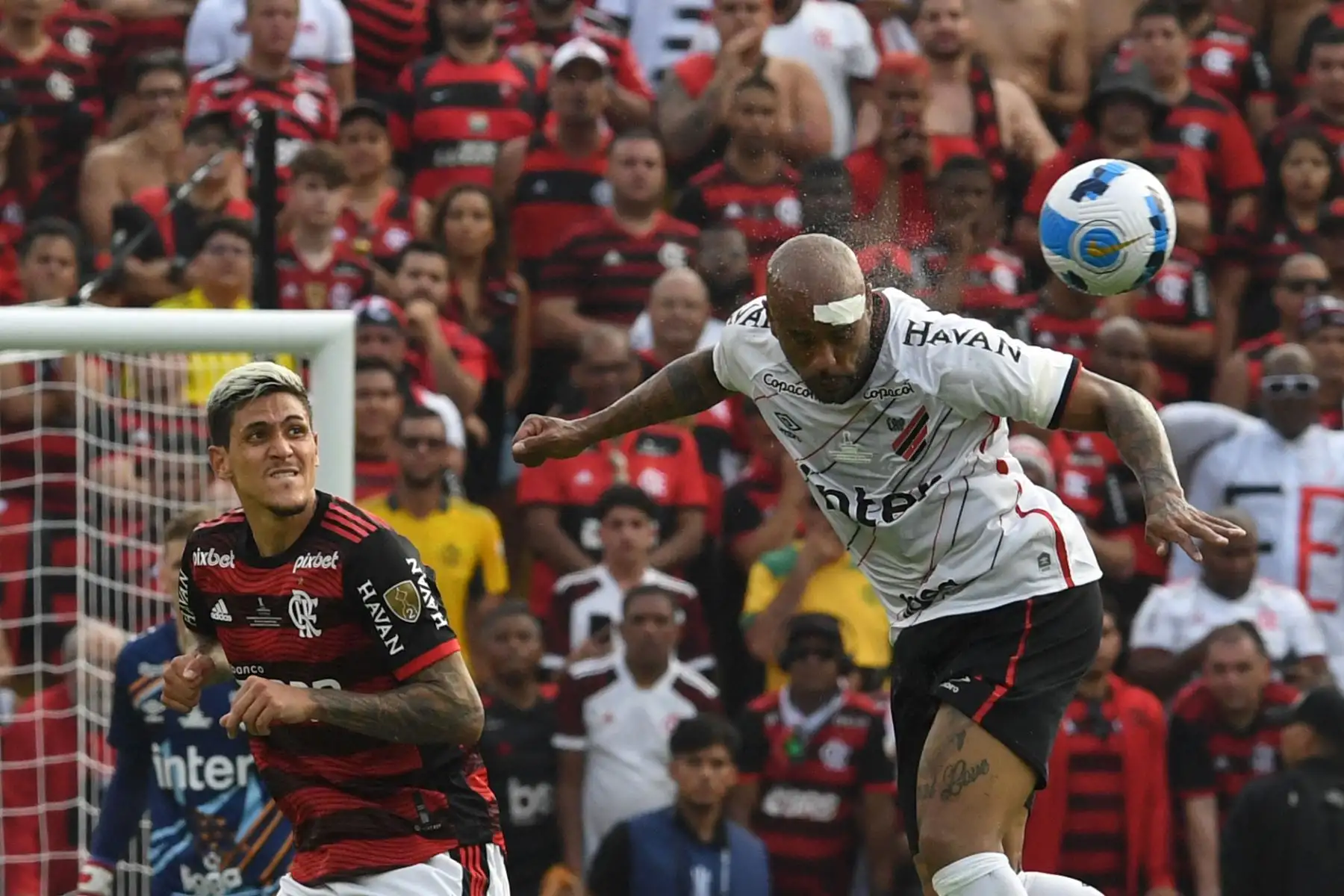 El delantero brasileño de Flamengo, Pedro, compite con Thiago Heleno, defensor brasileño de Athletico Paranaense, durante la final de la Copa Libertadores. Foto: AFP