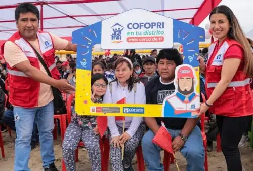 Cofopri entregó hoy 2,184 títulos de propiedad de viviendas a las familias de Nuevo Chimbote, en la provincia del Santa de la región Áncash.