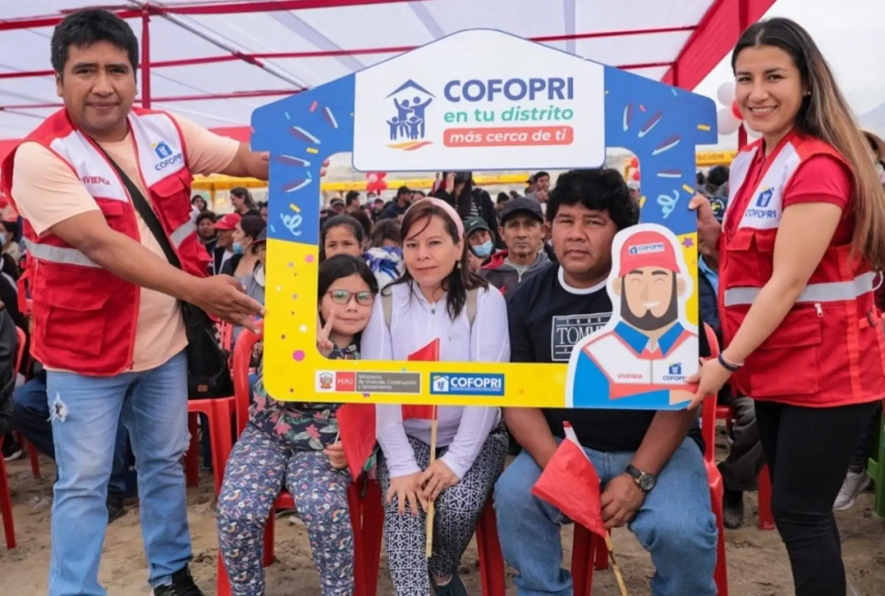 Cofopri entregó hoy 2,184 títulos de propiedad de viviendas a las familias de Nuevo Chimbote, en la provincia del Santa de la región Áncash.