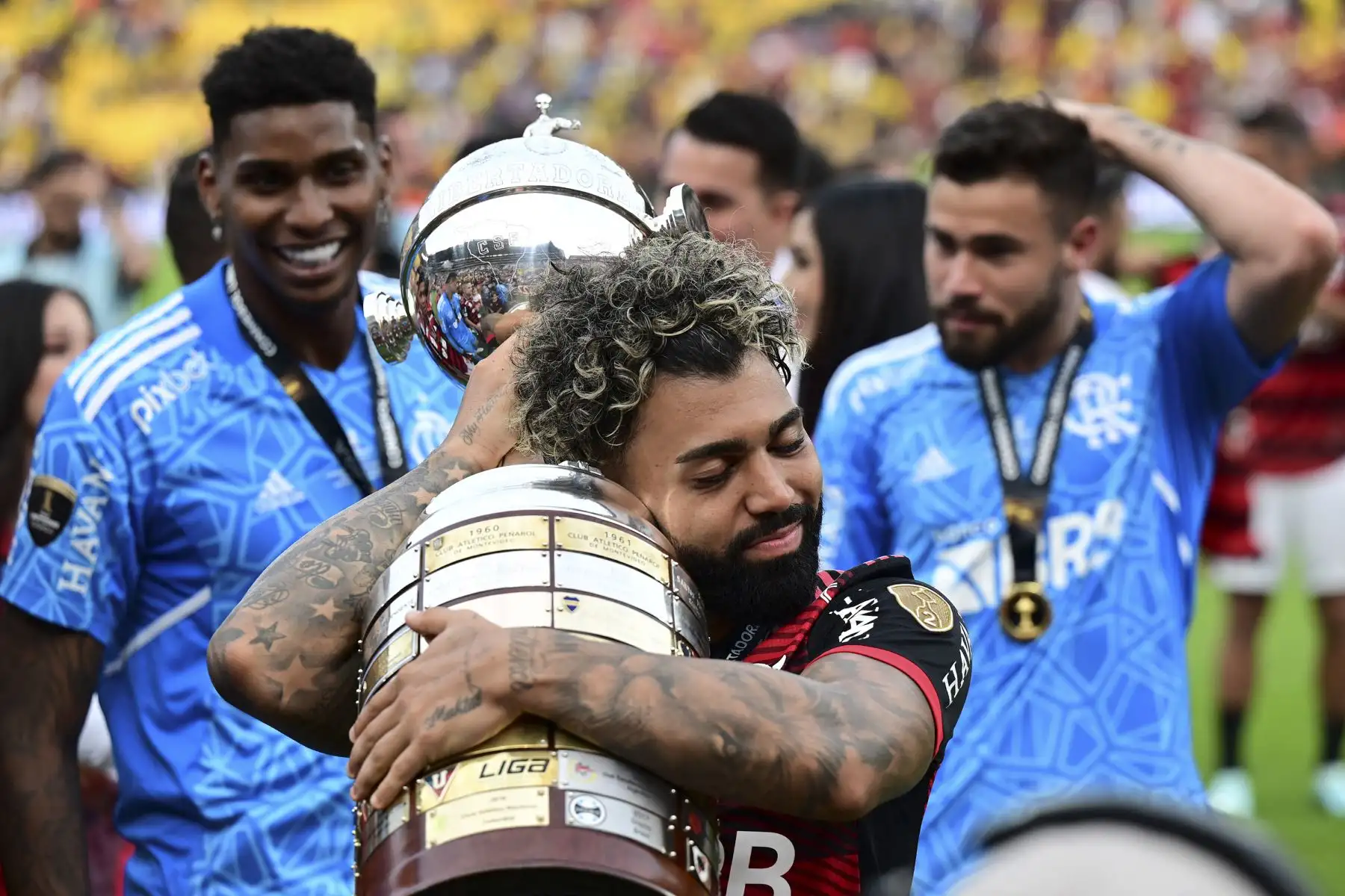 El delantero brasileño de Flamengo, Gabriel Barbosa, celebra con el trofeo después de ganar la final de la Copa Libertadores. Foto: AFP