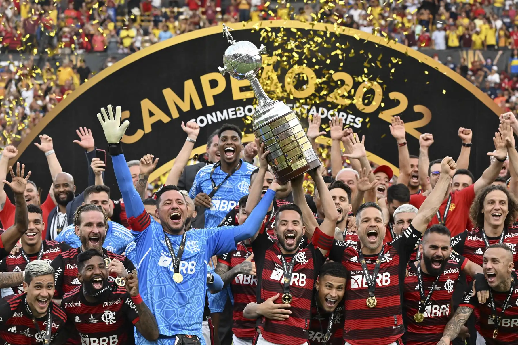 El equipo de Flamengo celebra tras vencer al Athletico Paranaense y coronarse campeón de la Copa Libertadores 2022. Foto: AFP