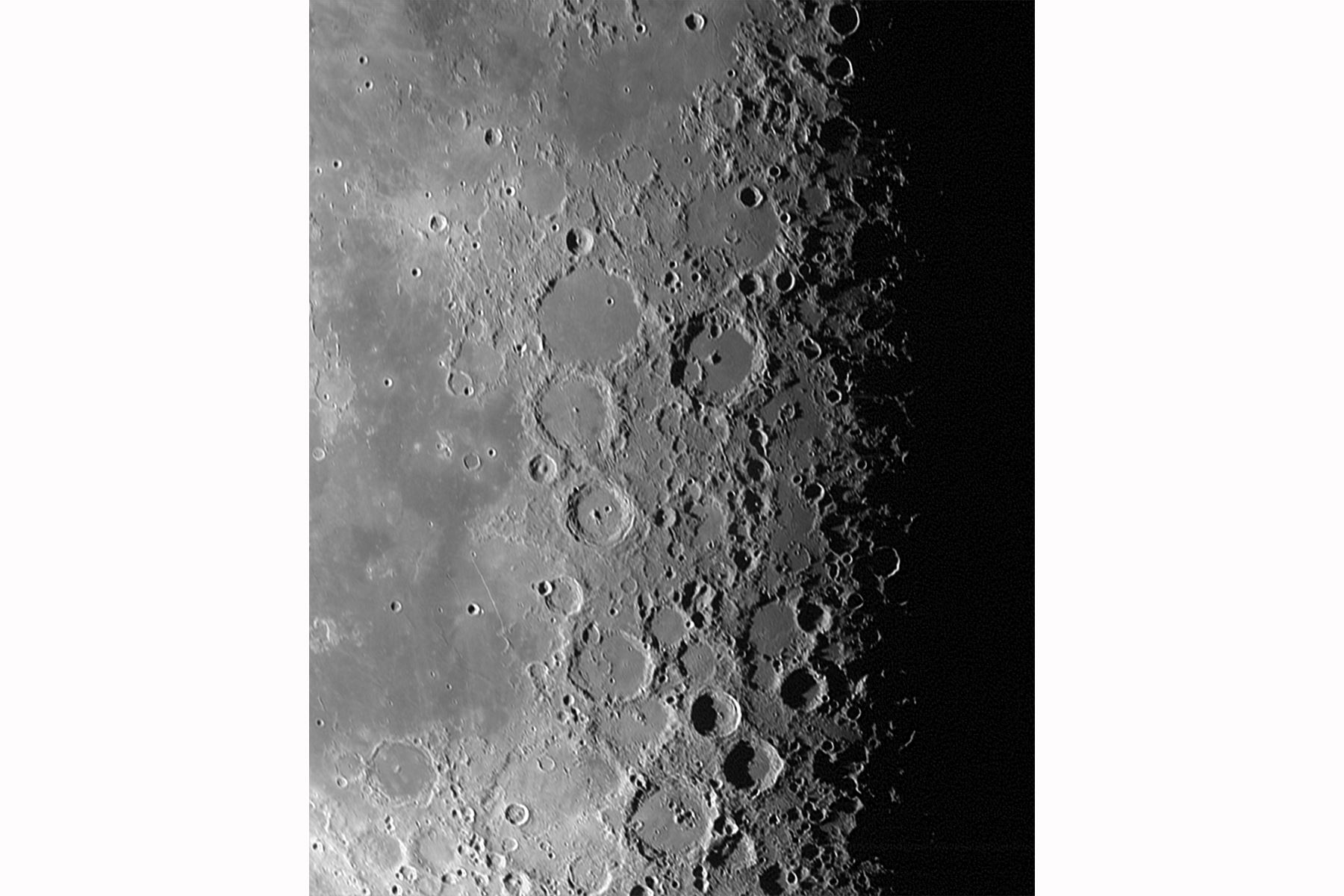 Nuevas imágenes de la Luna tomadas por la nave espacial Lucy de la NASA.
