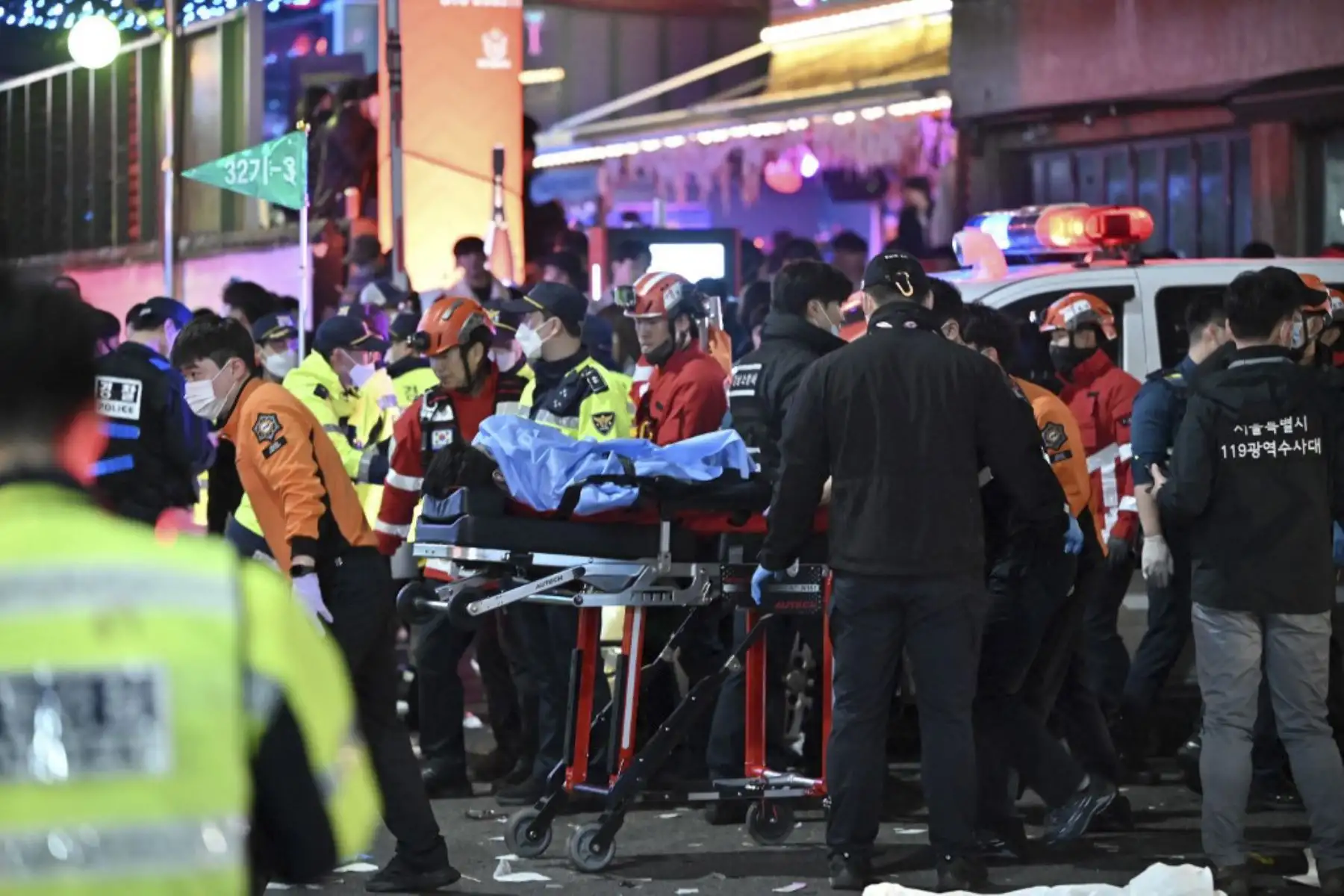 Una persona, que se cree que sufrió un paro cardíaco, es transportada en una camilla en el popular distrito de vida nocturna de Itaewon en Seúl. Decenas de personas sufrieron un paro cardíaco en la capital de Corea del Sur, que miles de personas se aglomeraron en las estrechas calles del barrio Itaewon de la ciudad para celebrar Halloween

Foto: AFP