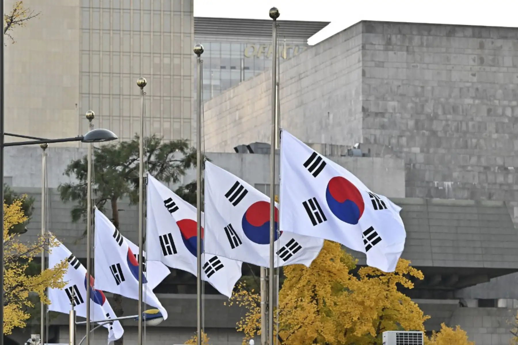 Las banderas nacionales de Corea del Sur ondean a media asta en el complejo gubernamental de Seúl, después de la mortal estampida de Halloween en el popular distrito de Itaewon de la capital.

Foto: AFP
