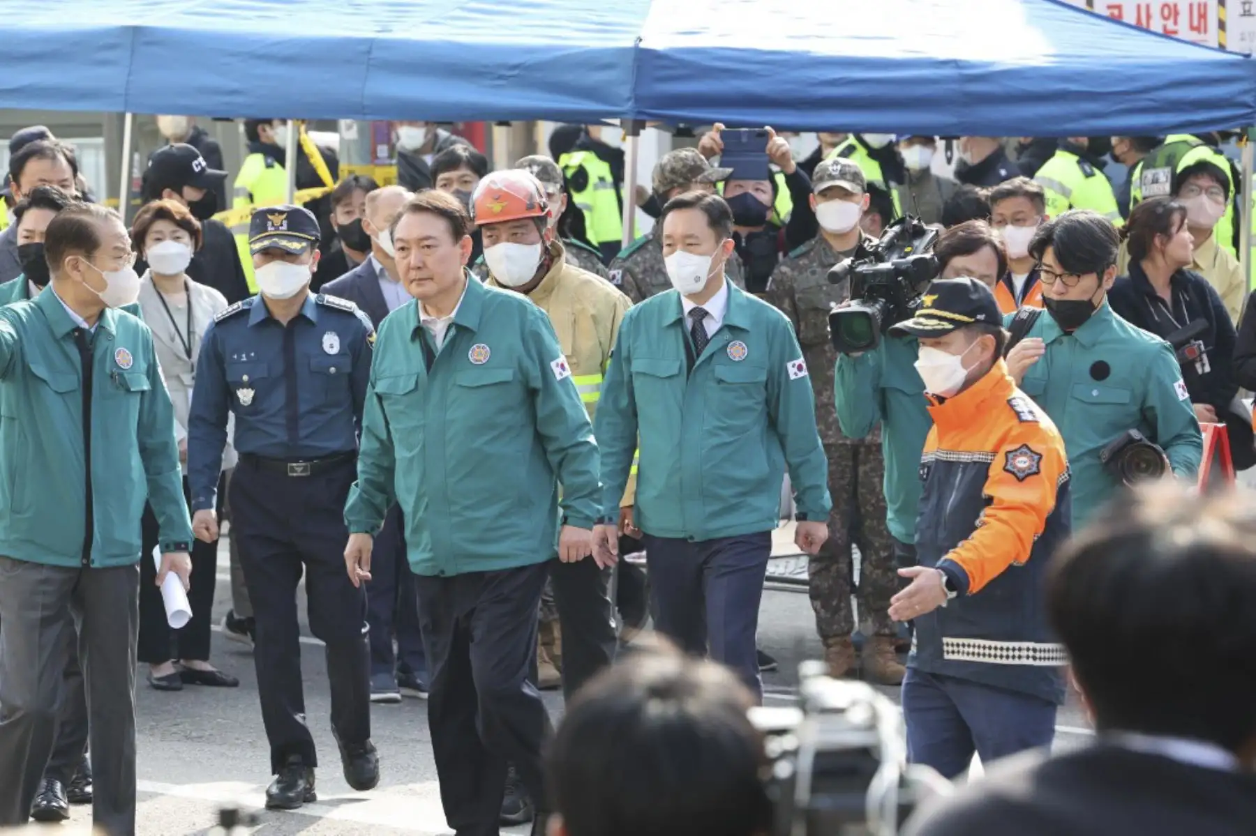 El presidente de Corea del Sur, Yoon Suk-yeol (centro L), llega al popular distrito de Itaewon de la capital, después de una estampida de Halloween en Seúl.

Foto: AFP