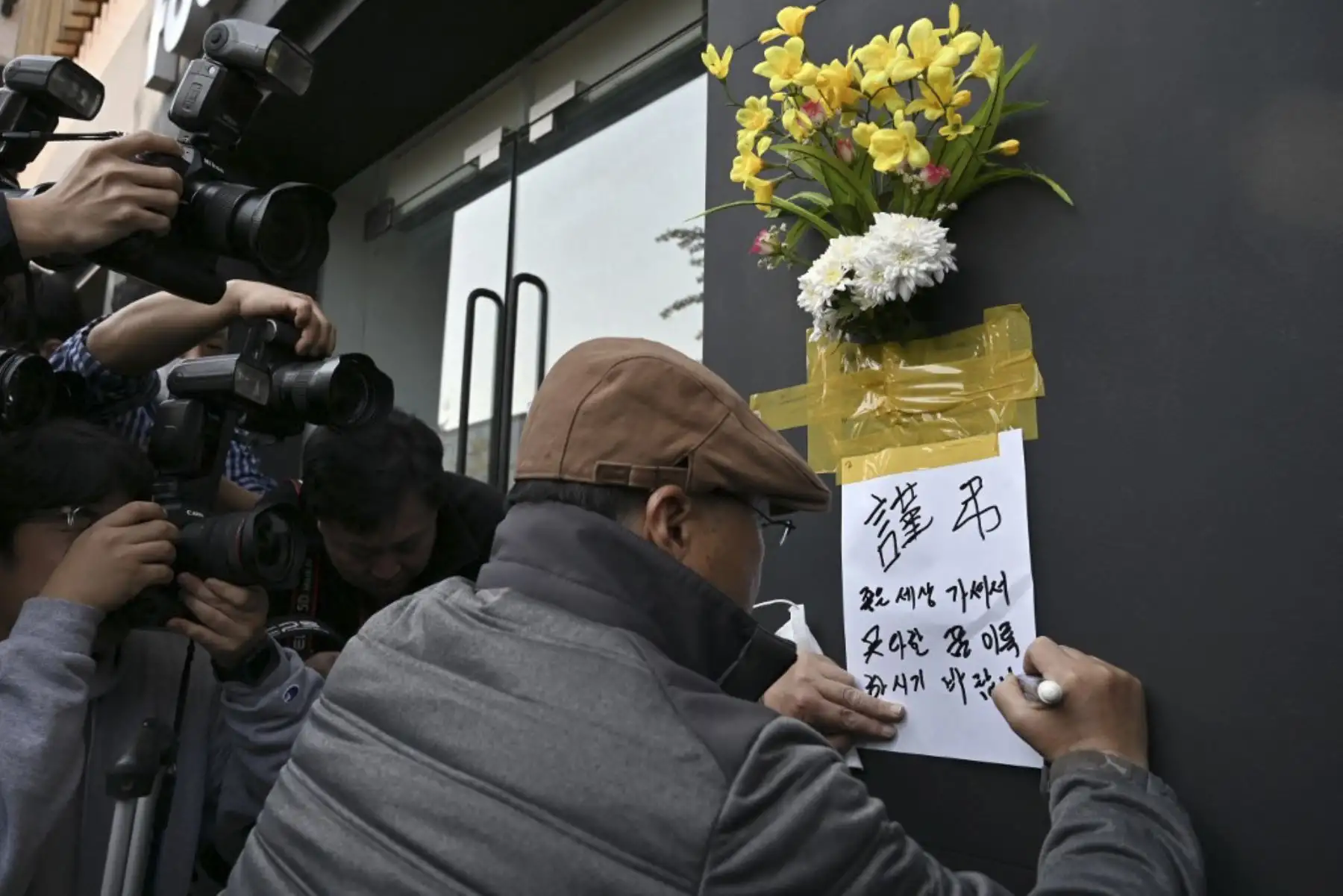 Un hombre escribe una oda fúnebre para las víctimas en la escena de la estampida de Halloween en el popular distrito capitalino de Itaewon en Seúl.

Foto: AFP