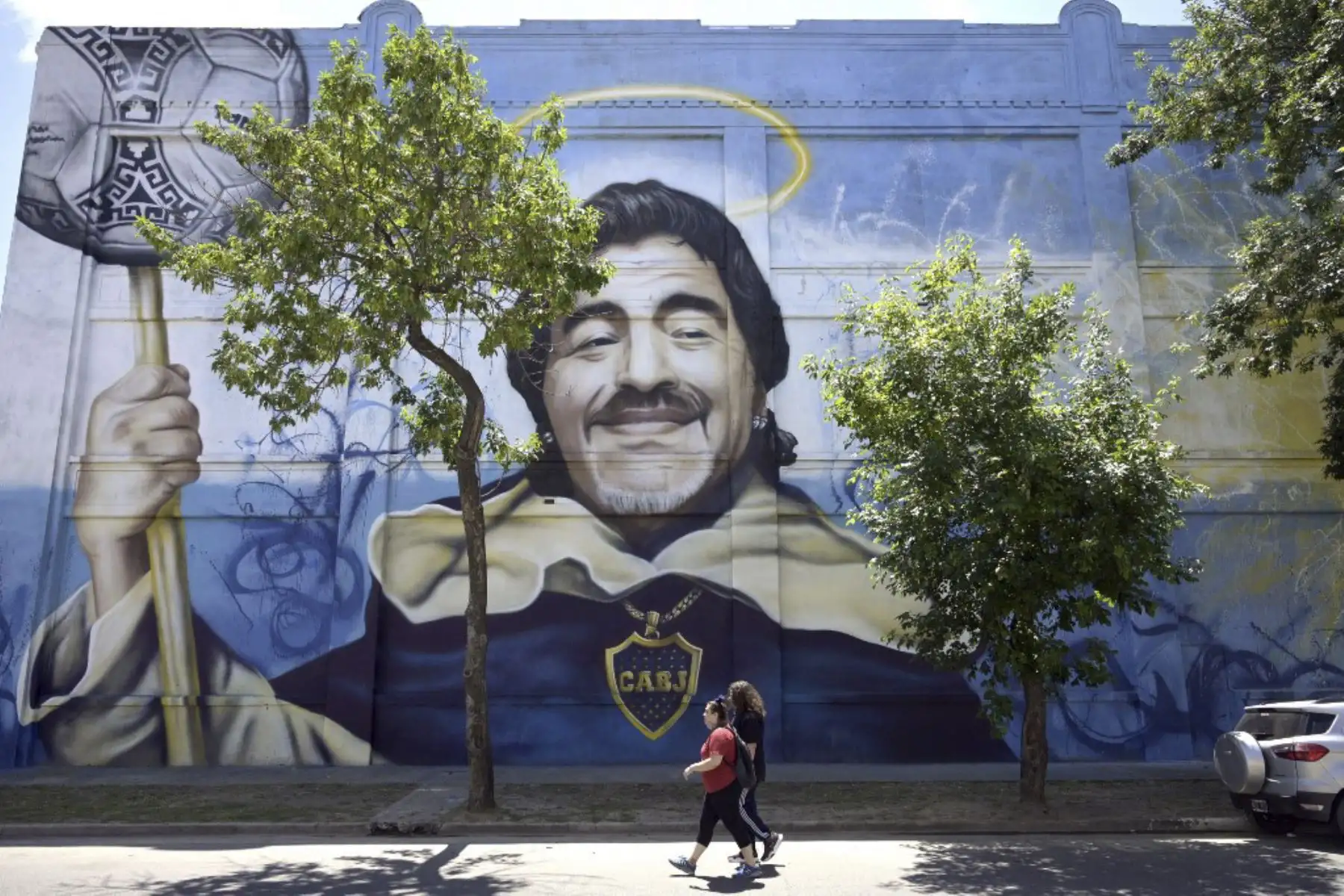 Un mural que representa a la fallecida estrella del fútbol argentino Diego Maradona, pintado por el artista Alfredo Segatori, se ve en una pared en el barrio de La Boca en Buenos Aires. El 30 de octubre marca el 62º aniversario del cumpleaños de la difunta leyenda del fútbol.

Foto: AFP