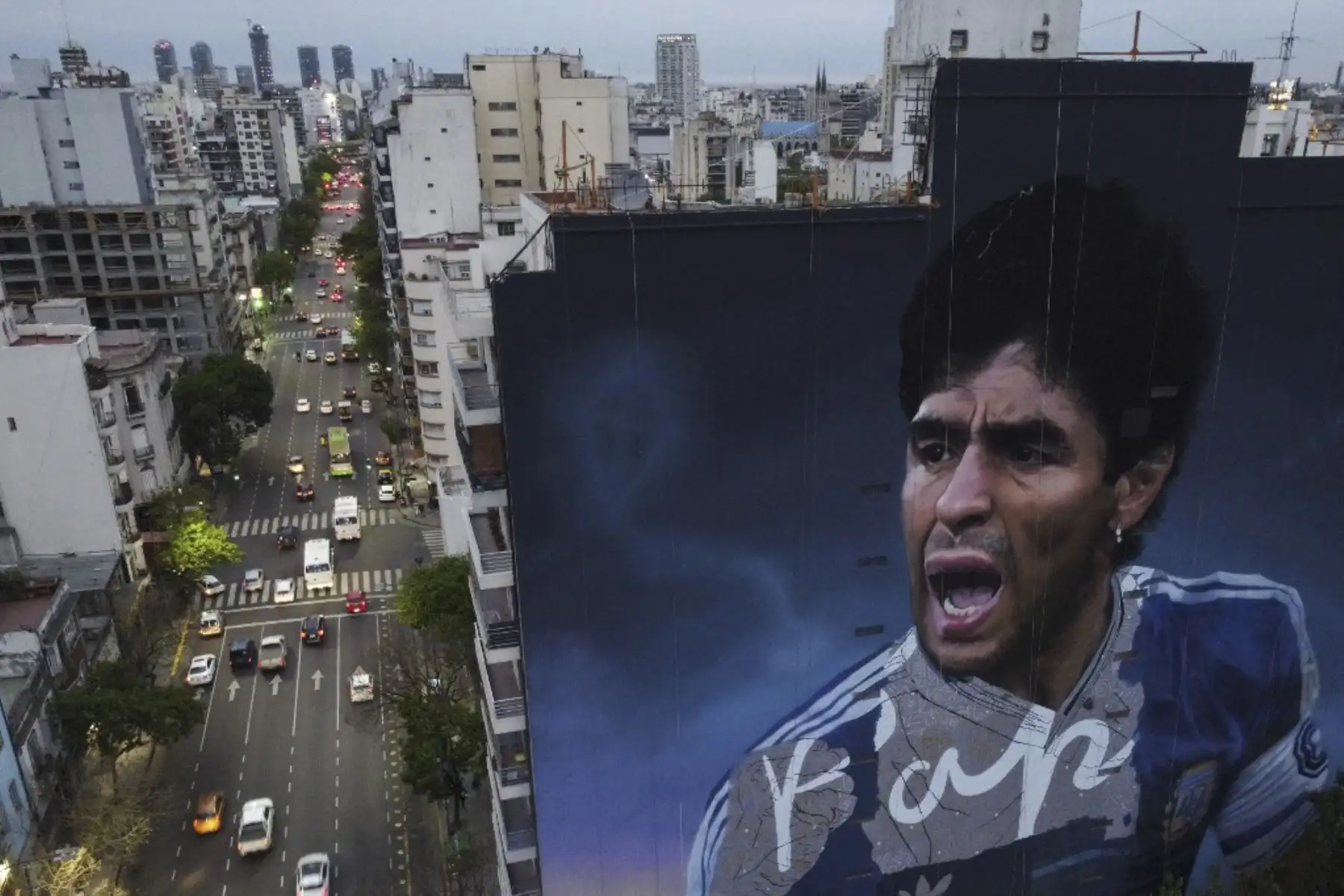 Vista aérea de un mural de la fallecida estrella del fútbol argentino Diego Maradona por el artista Martin Ron, en Buenos Aires, Argentina.. El 30 de octubre marca el 62º aniversario del cumpleaños de la difunta leyenda del fútbol.

Foto: AFP