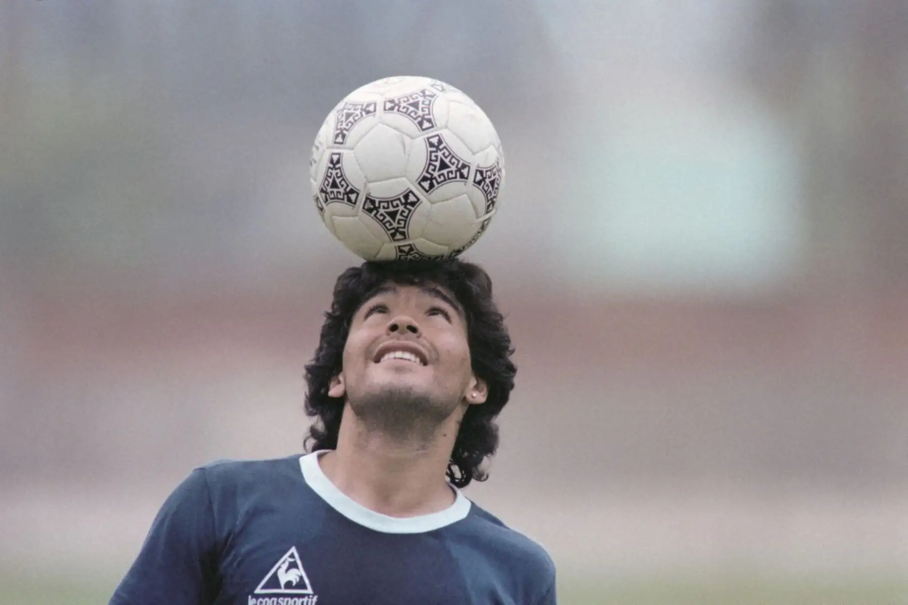 La estrella del fútbol argentino Diego Maradona, con un arete de diamantes, equilibra una pelota de fútbol sobre su cabeza mientras sale del campo de práctica después de la sesión de práctica de la selección nacional en la Ciudad de México. El 30 de octubre marca el 62 aniversario del cumpleaños de la difunta leyenda del fútbol. 

Foto: AFP