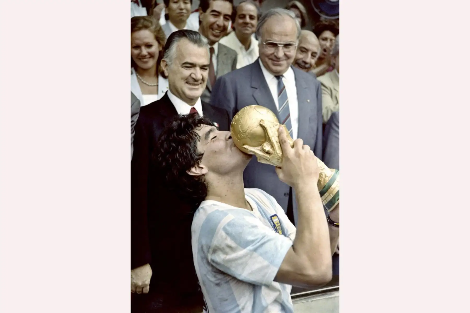 El capitán del equipo y estrella de fútbol de Argentina, Diego Maradona, besa la Copa Mundial de Fútbol ganada por su equipo después de una victoria de 3-2 sobre Alemania Occidental en el estadio Azteca en la Ciudad de México en 1986. El 30 de octubre marca el 62 aniversario del cumpleaños de la difunta leyenda del fútbol. 

Foto: AFP