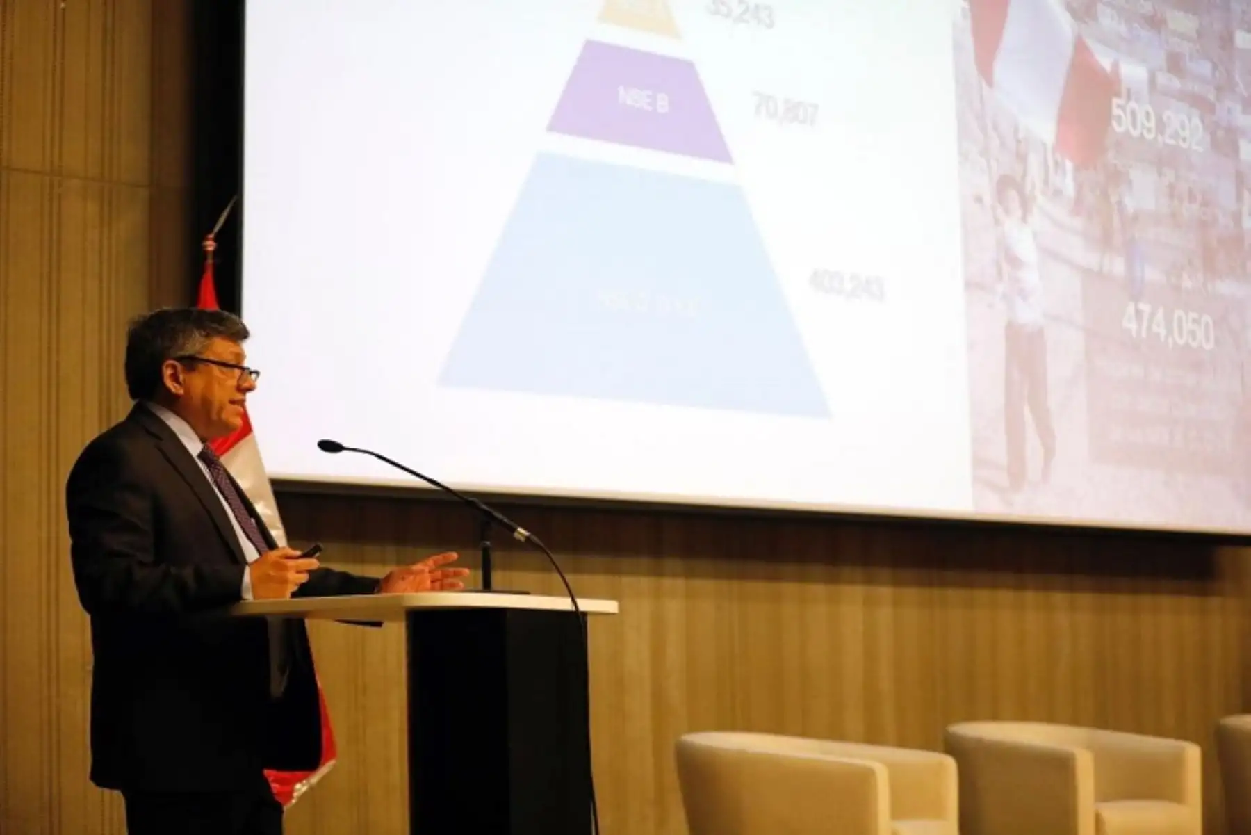 Vivienda: Autoridades electas recibieron normas para el desarrollo urbano sostenible